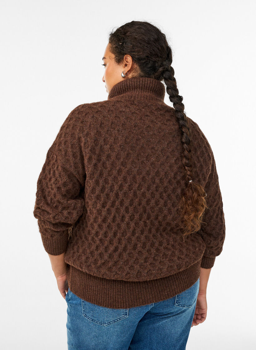 Pullover mit hohem Kragen und Struktur, Braun, Model