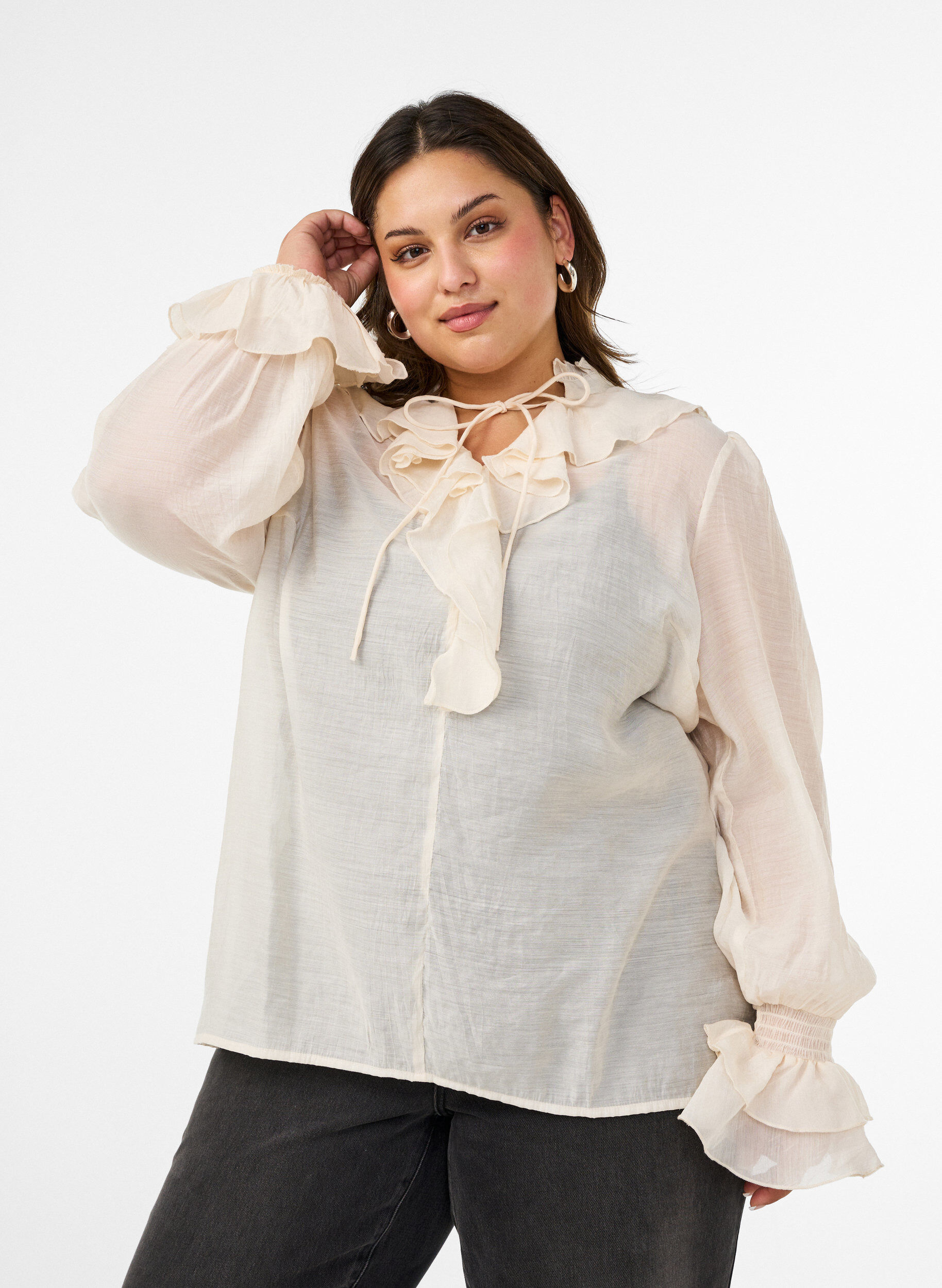 Viskosebluse mit R&uuml;schen und langen &Auml;rmeln, Vanille, Model