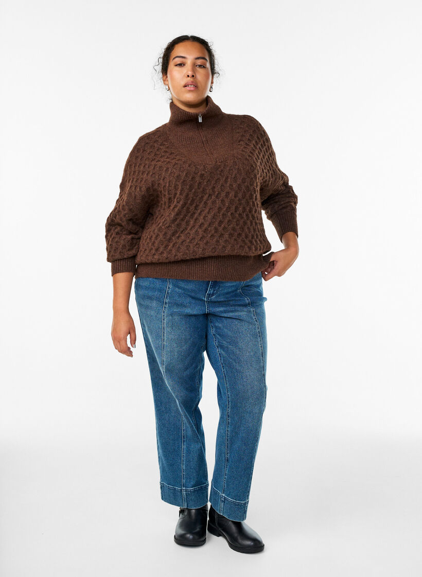 Pullover mit hohem Kragen und Struktur, Braun, Model
