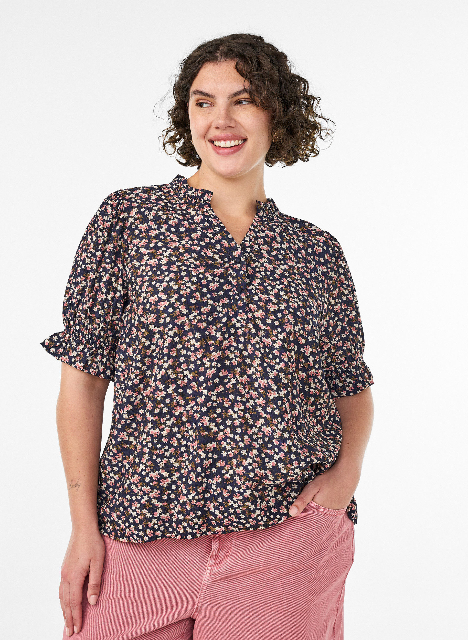 ZizziGebl&uuml;mte Bluse aus Viskose mit kurzen &Auml;rmeln und Smockdetails, Blau, Model image number 0