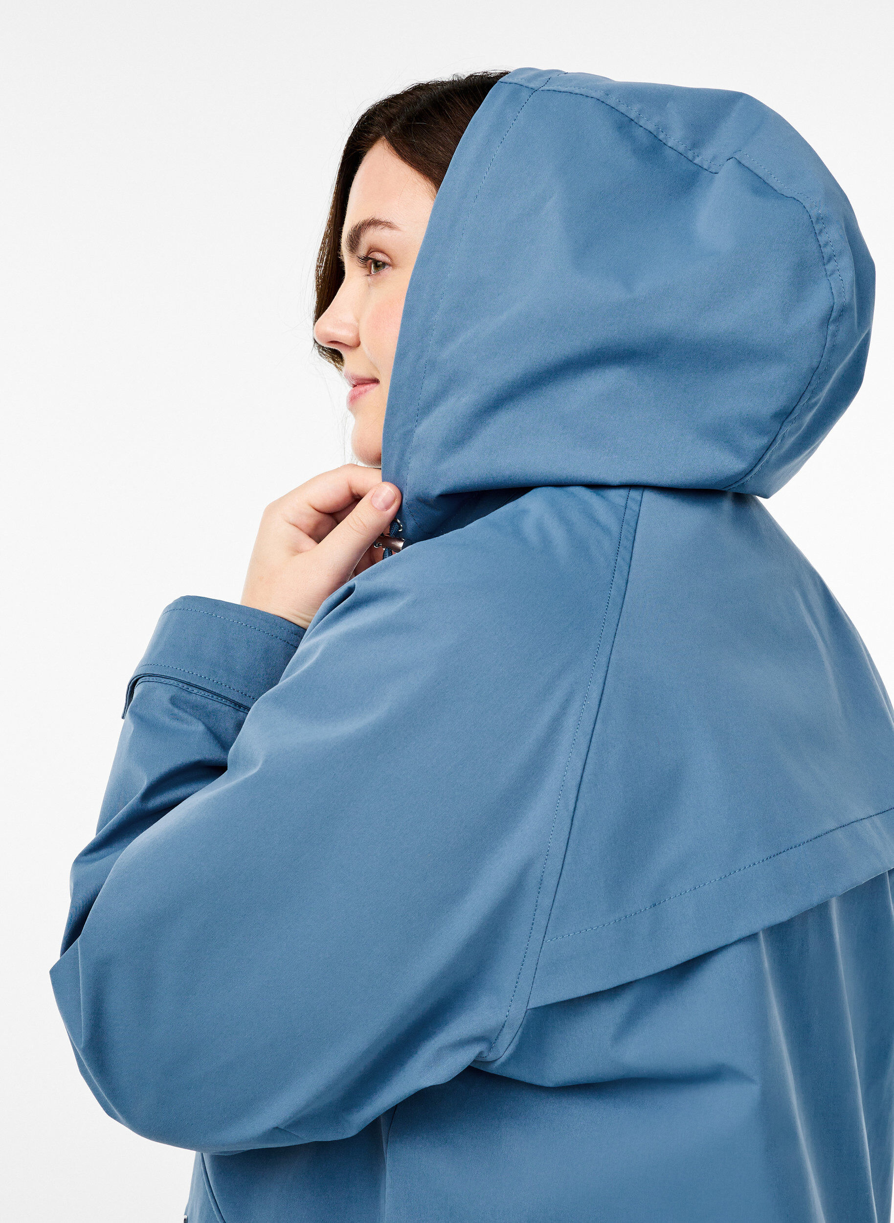 ZizziKurze Fr&uuml;hlingsjacke mit abnehmbarer Kapuze, Blau, Model image number 3