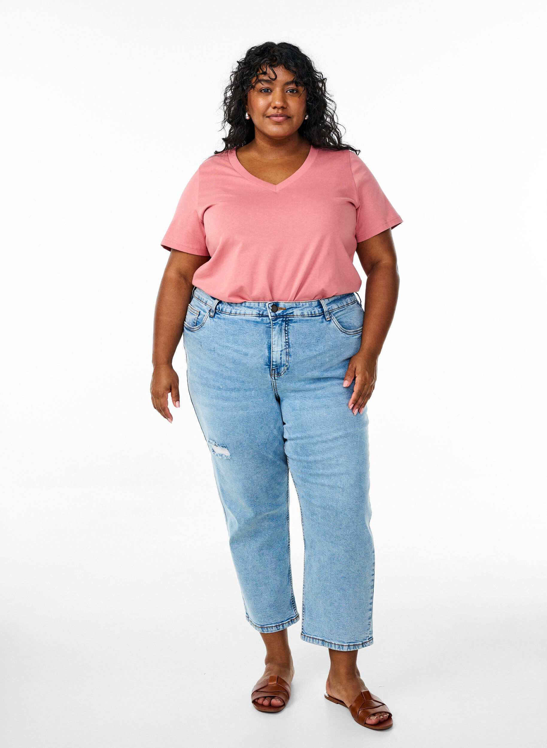 ZizziEinfaches T-Shirt aus Baumwolle mit V-Ausschnitt., Rot, Model image number 1