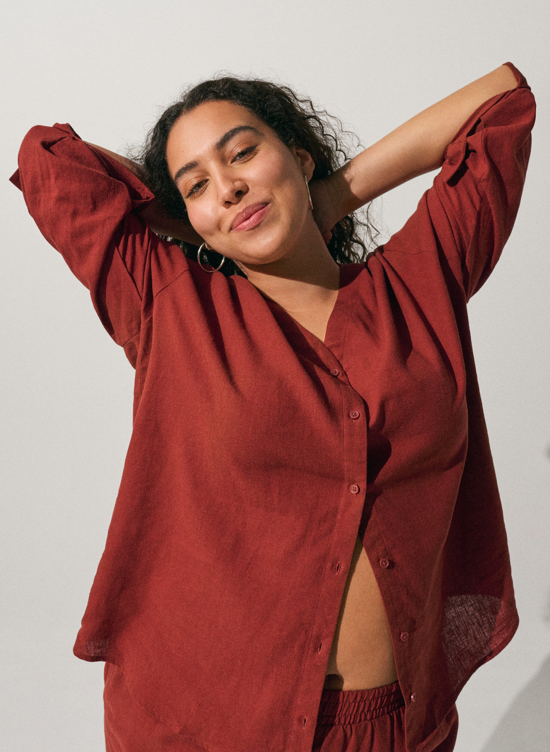 Bluse aus Leinen und Viskose mit V-Ausschnitt