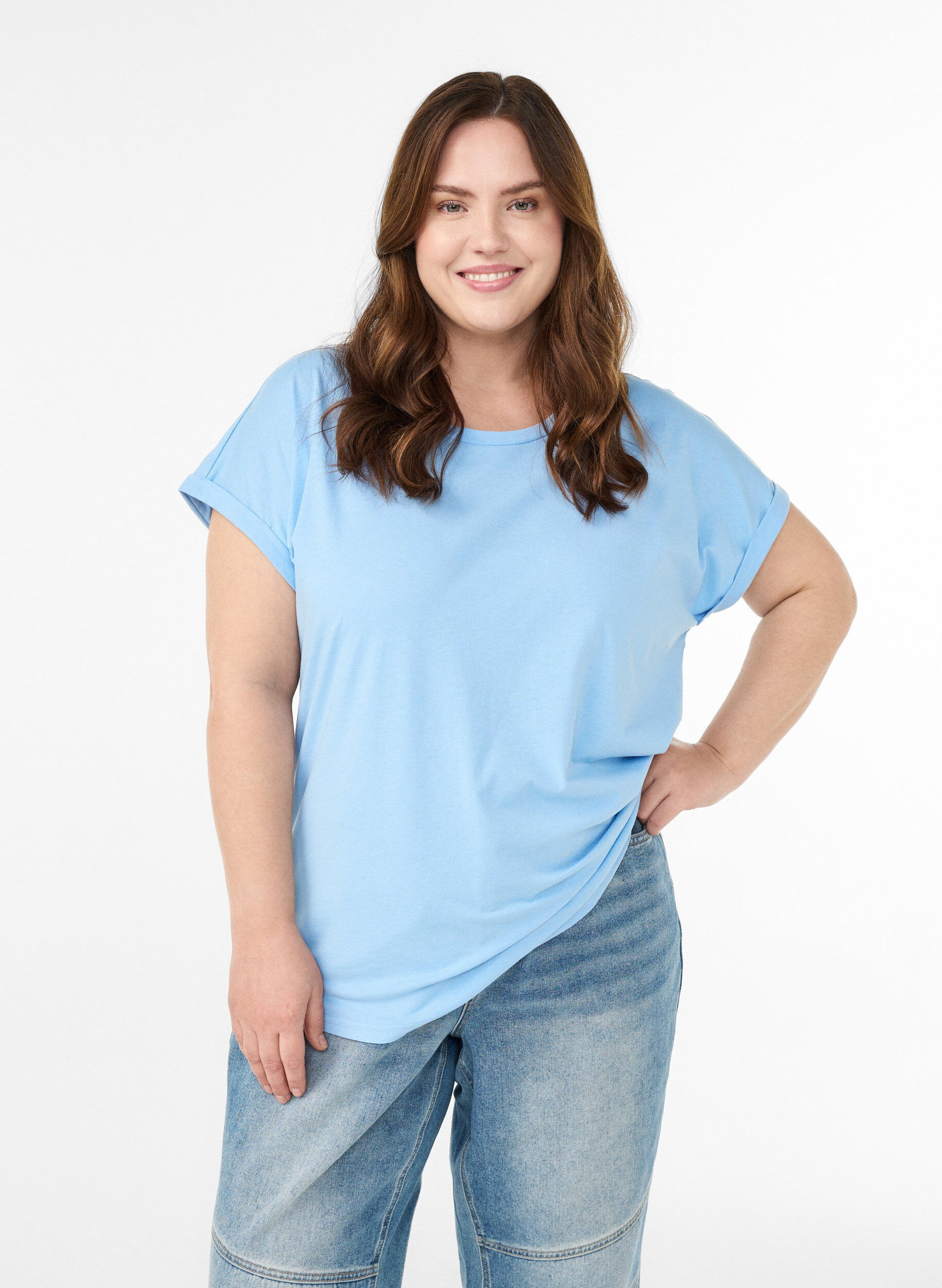 T-Shirt aus Baumwollmischung mit kurzen &Auml;rmeln, Blau, Model