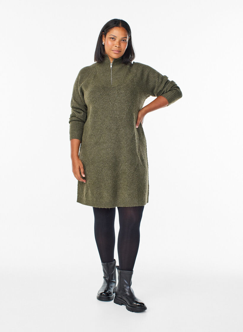 Knielanges Strickkleid mit hohem Kragen, Gr&uuml;n, Model image number 1