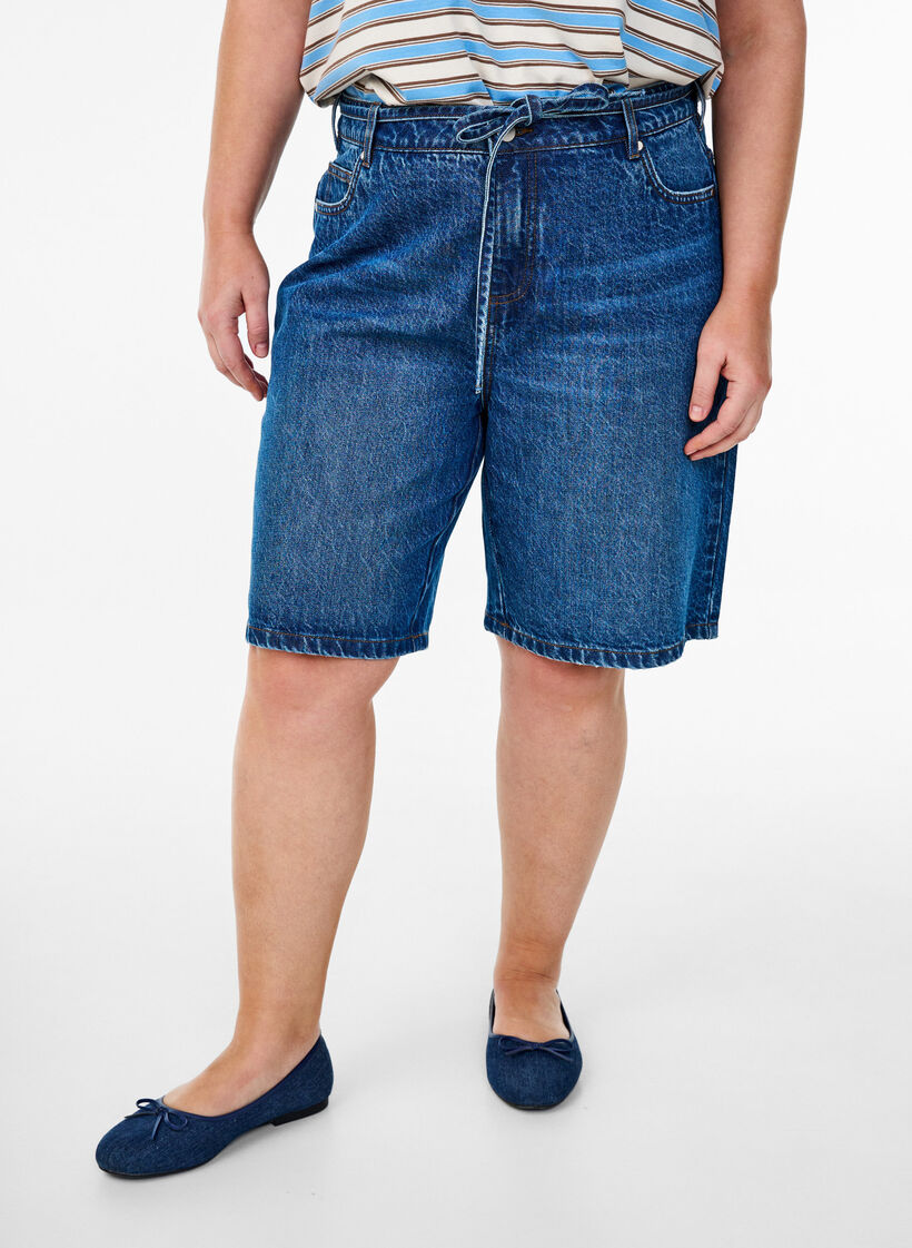 Slim fit Jeansshorts mit Bindeg&uuml;rtel, Blau, Model