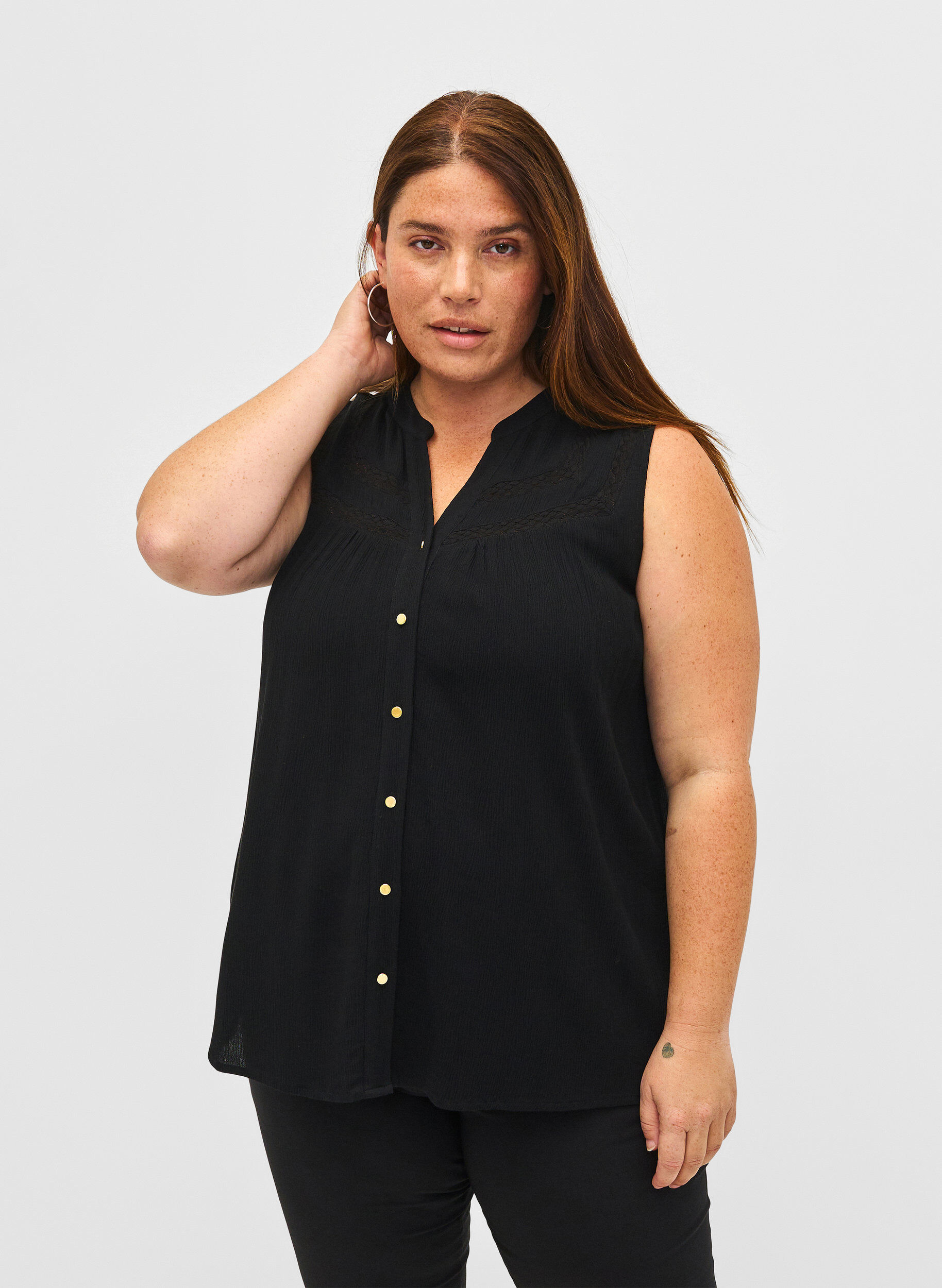 Zizzi&Auml;rmellose Bluse aus Viskose mit H&auml;keldetail, Black, Model image number 0