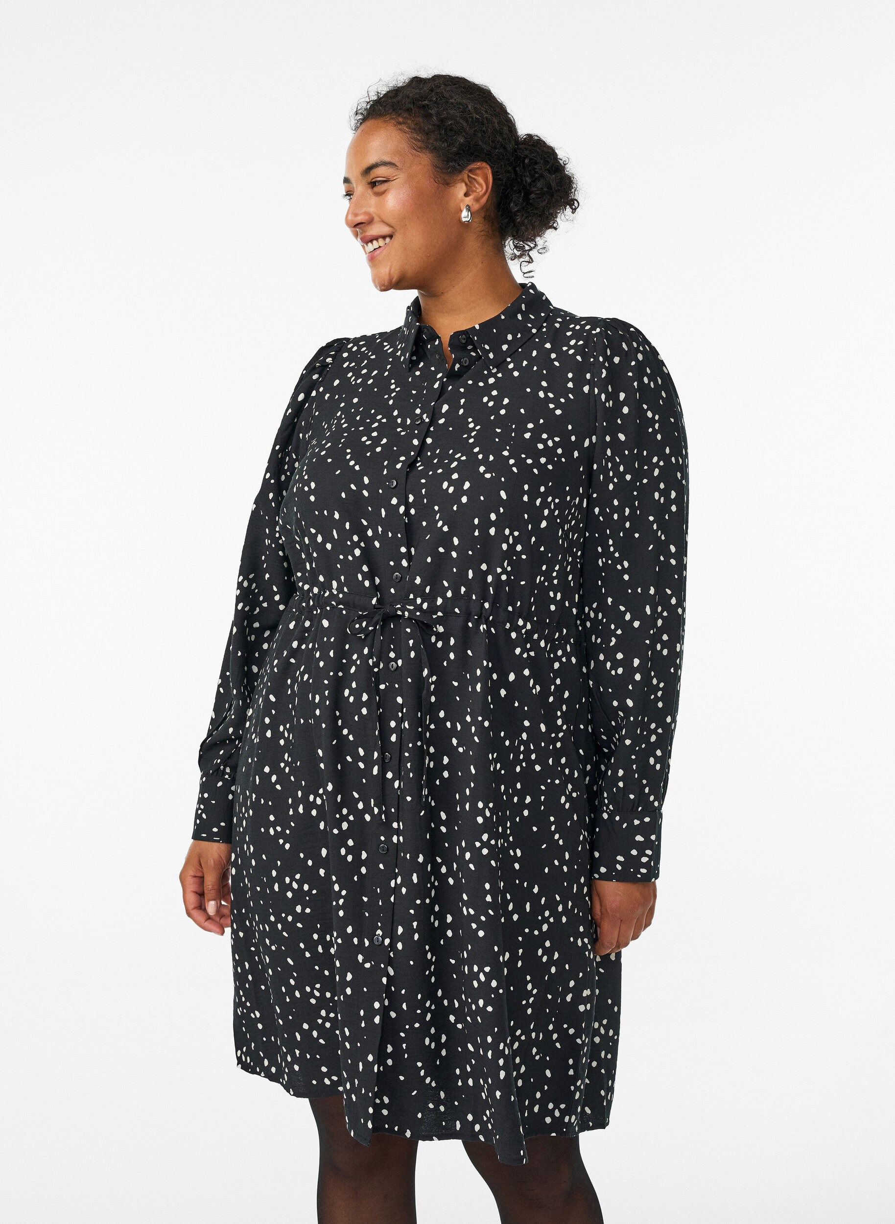 Blusenkleid aus bedrucktem Material mit Bindeg&uuml;rtel, Schwarz, Model