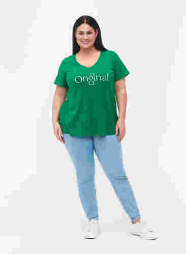 T-Shirt aus Baumwolle mit Druck und V-Ausschnitt , Jolly Green ORI, Model image number 2