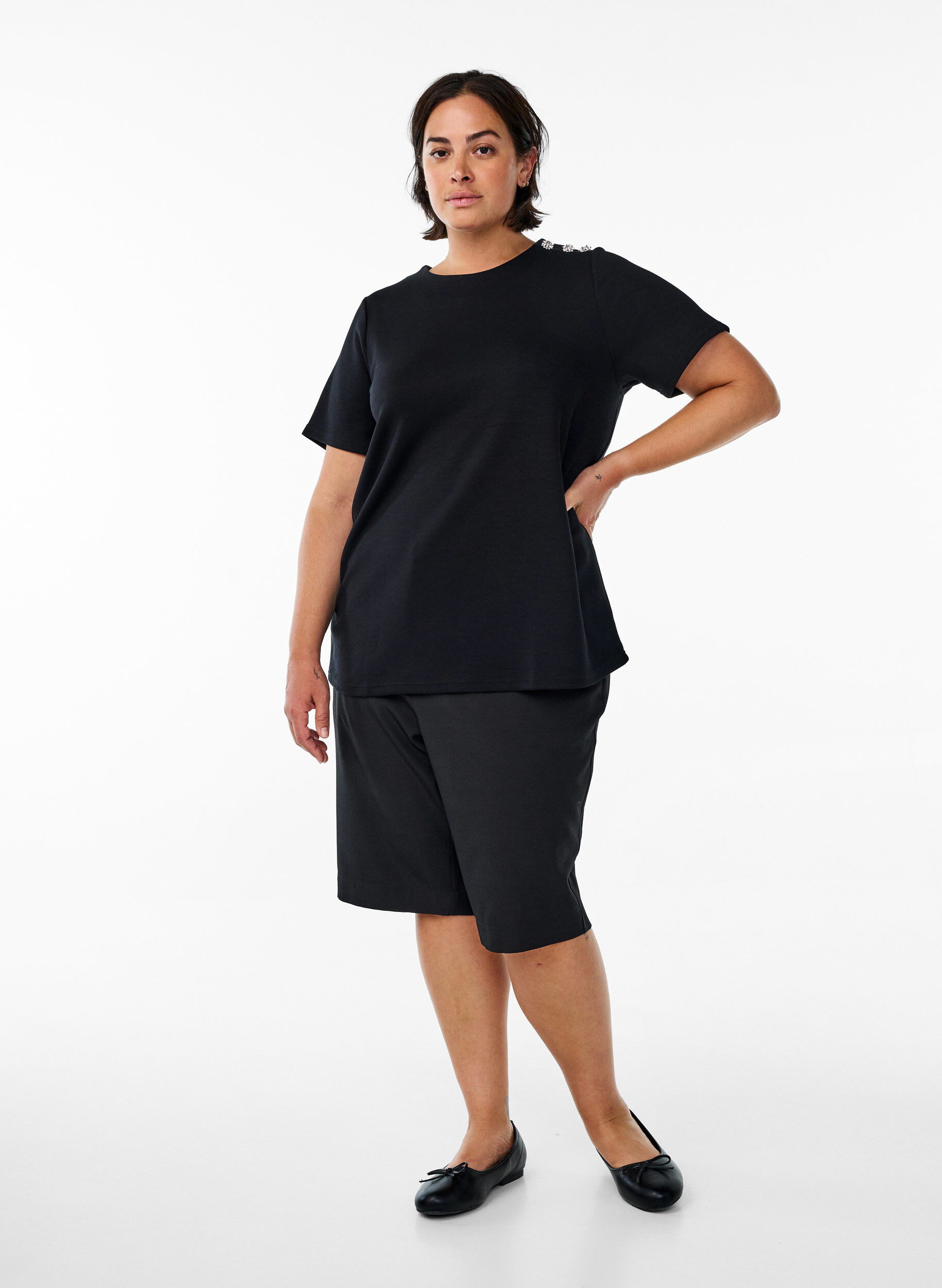 ZizziKurz&auml;rmelige Bluse mit Knopfdetail, Schwarz, Model image number 1