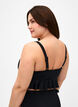 Bikinioberteil mit herausnehmbaren Polstern und Rüschenbesatz, Schwarz, Model image number 1