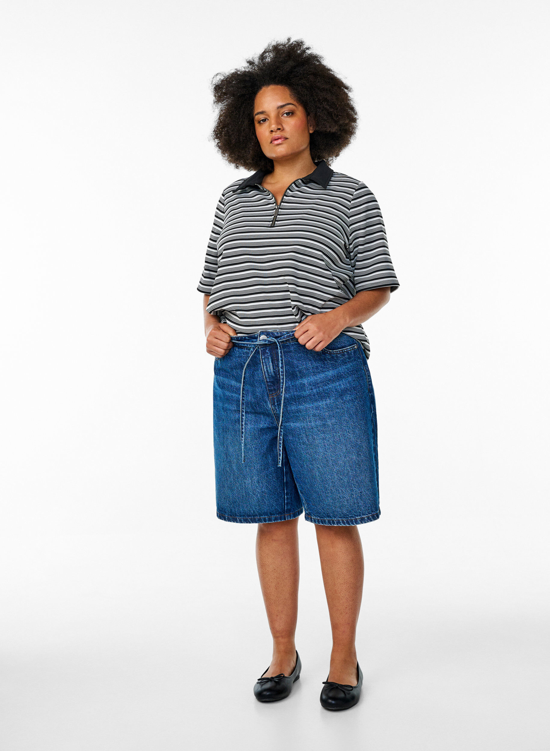 ZizziKurz&auml;rmliges Poloshirt mit Streifen und Rei&szlig;verschluss, Schwarz, Model image number 1