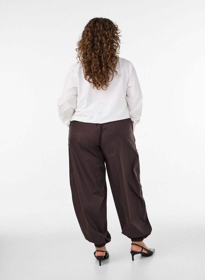 Ballonhose mit Taschen und elastischem Bund, Braun, Model