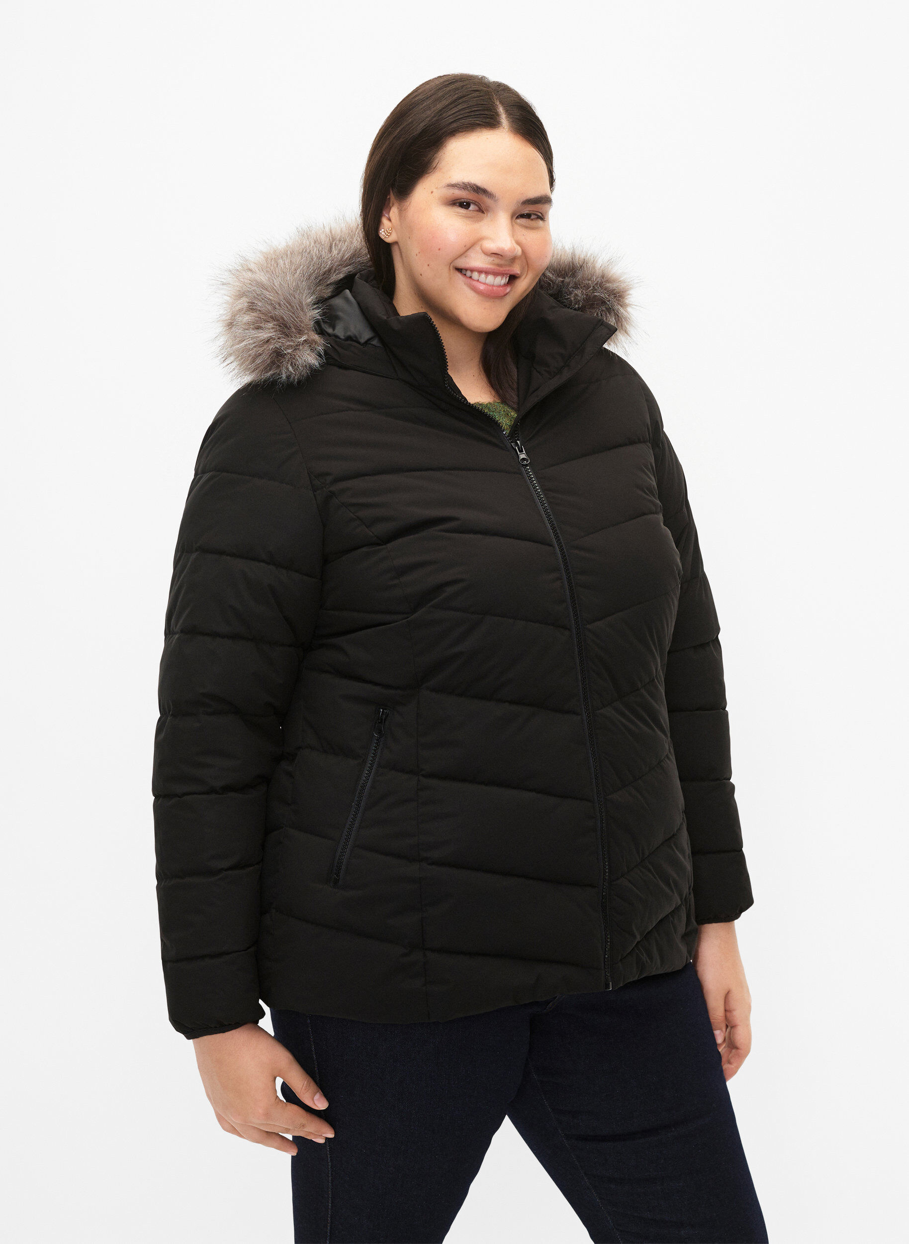 Kurze Steppjacke mit Kapuze, Schwarz, Model