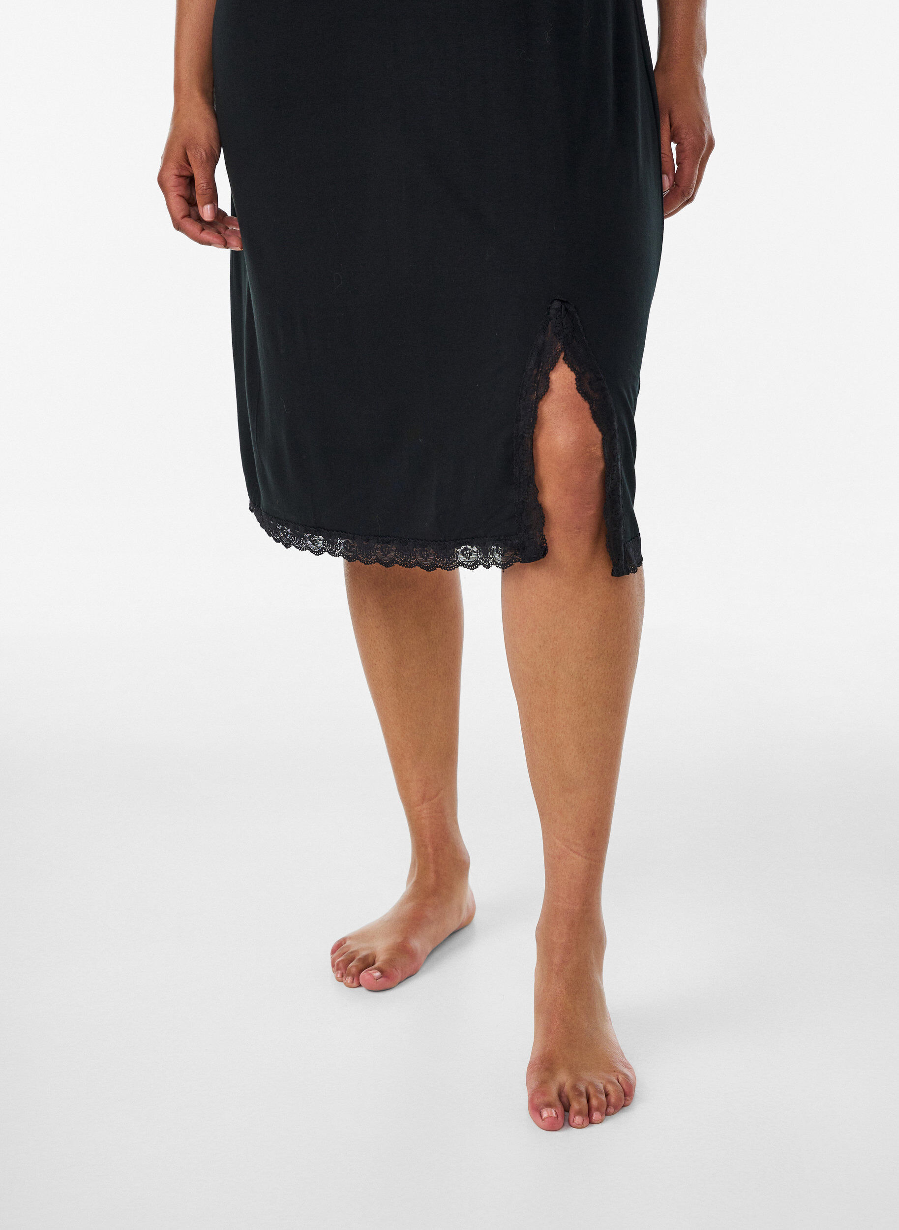 ZizziNachthemd aus Viskose mit Spitze und Schlitzen, Schwarz, Model image number 2