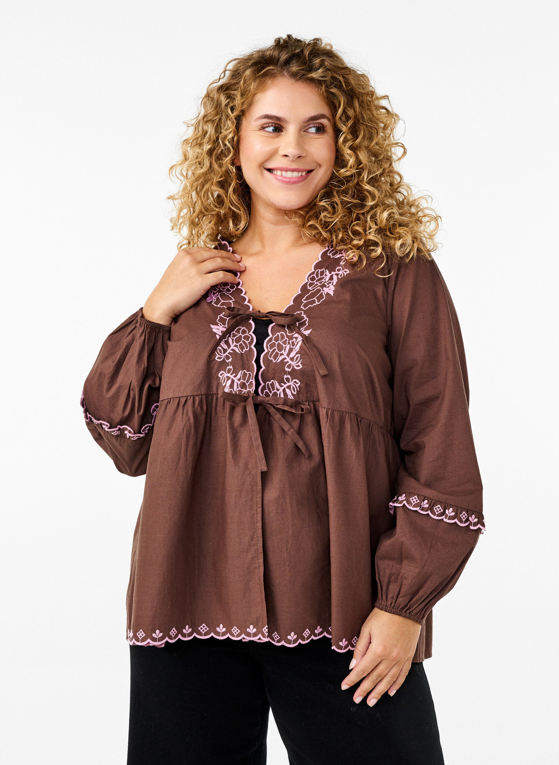 Bluse mit offener Vorderseite und aufwendigen Stickereien, Braun, Model