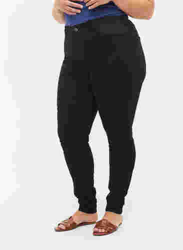 Superschlanke Amy-Jeans mit elastischem Bund, Black, Model image number 3