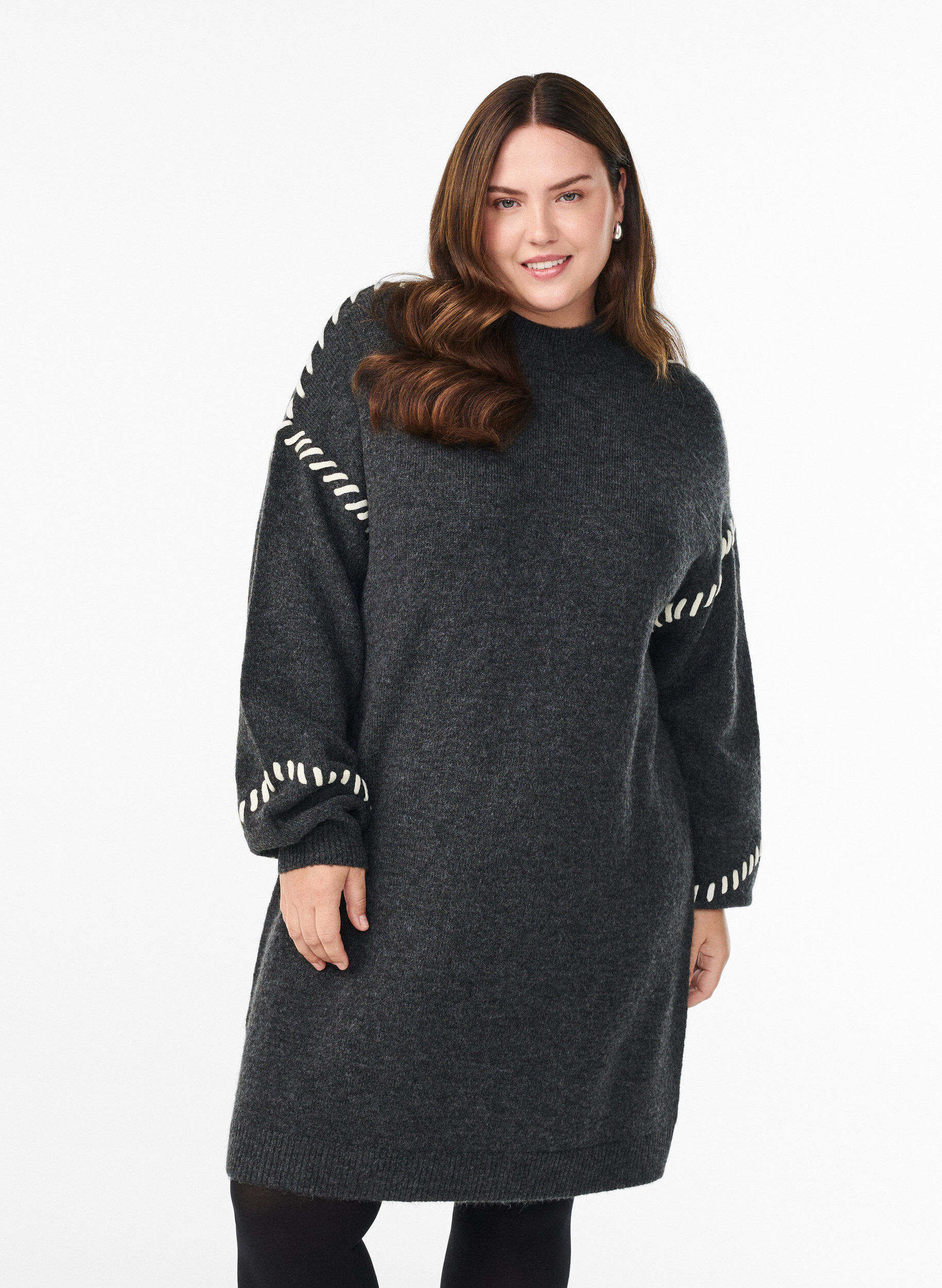 Strickkleid mit Kontrastn&auml;hten, Grau, Model