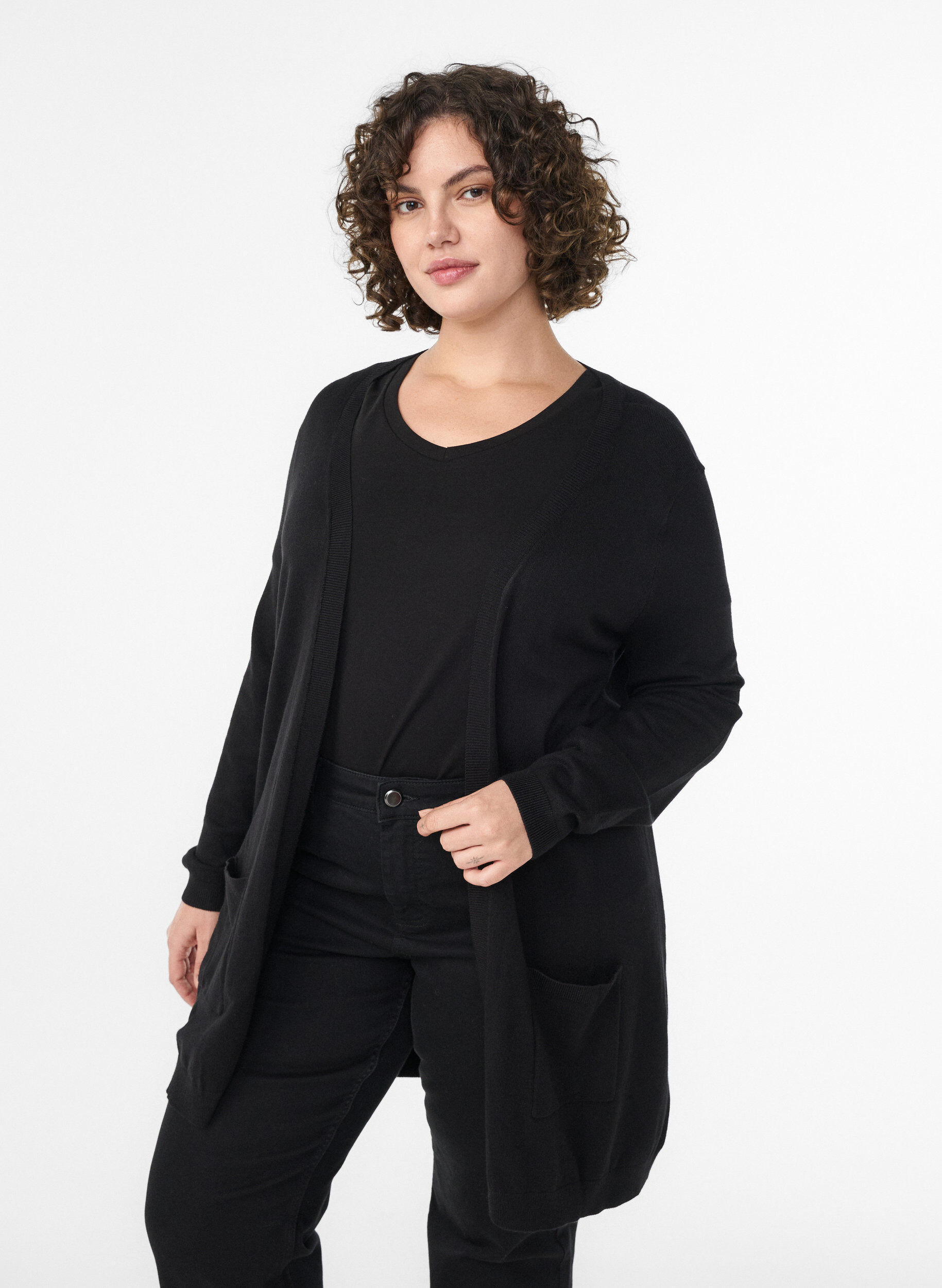 Lange Strickjacke aus einer Viskosemischung, Schwarz, Model