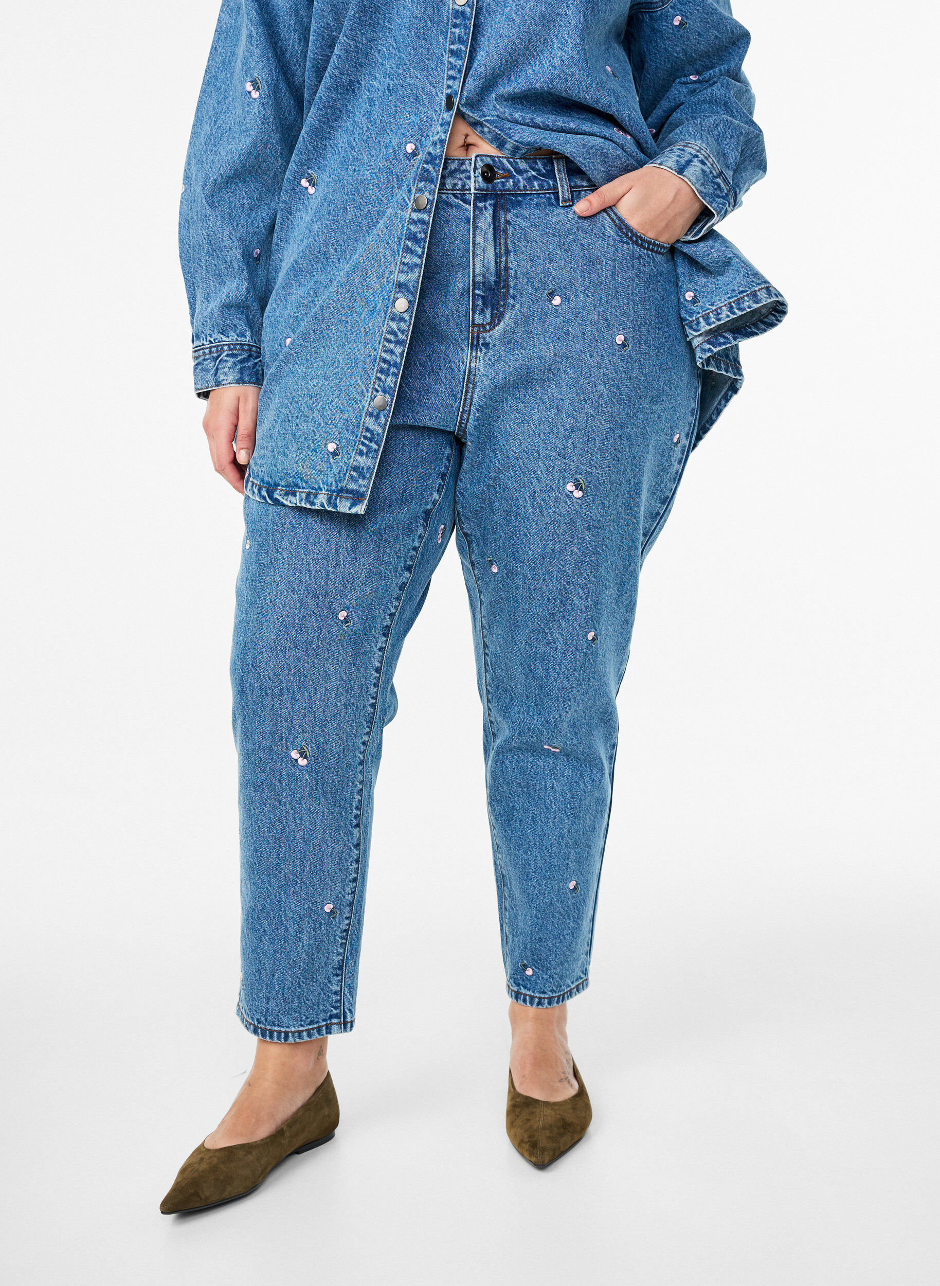 ZizziMille Mom Fit Jeans mit Stickerei, Blau, Model image number 2