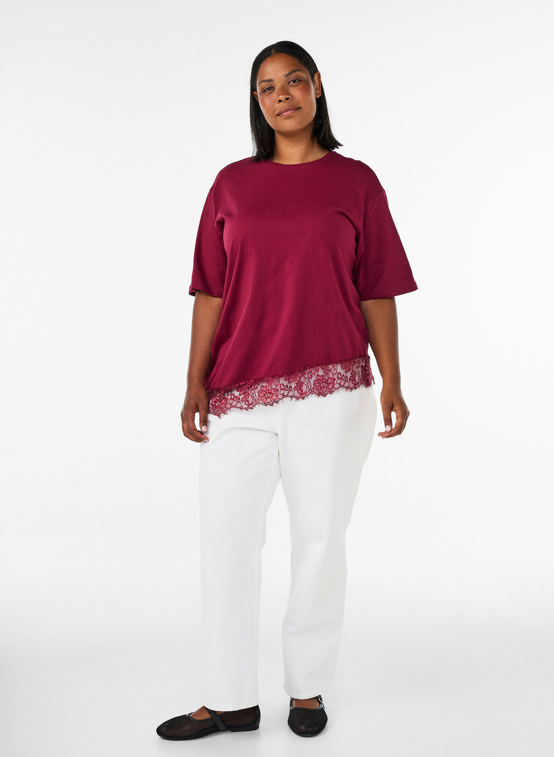 ZizziT-Shirt mit asymmetrischem Spitzensaum, Rot, Model image number 1