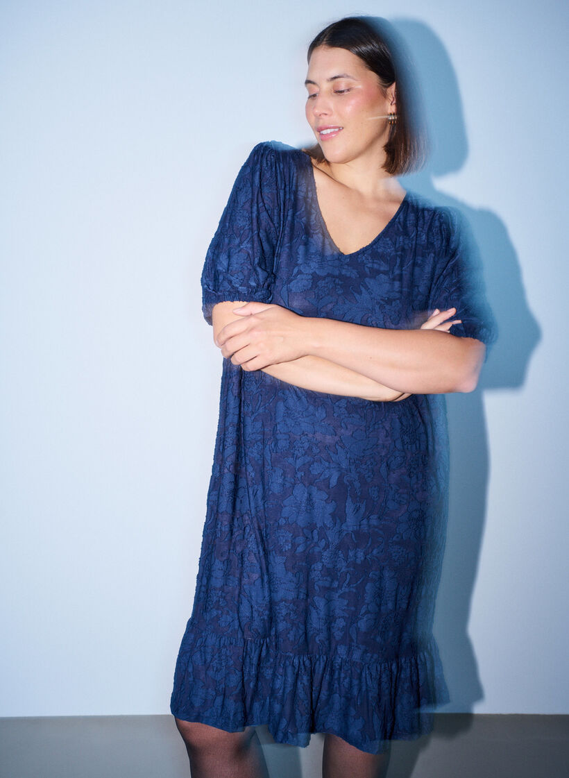 Kleid mit floraler Struktur und R&uuml;schenbesatz, Blau, Model image number 3