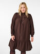 Kurzes Kleid mit Rüschenkragen, Seal Brown, Model image number 0
