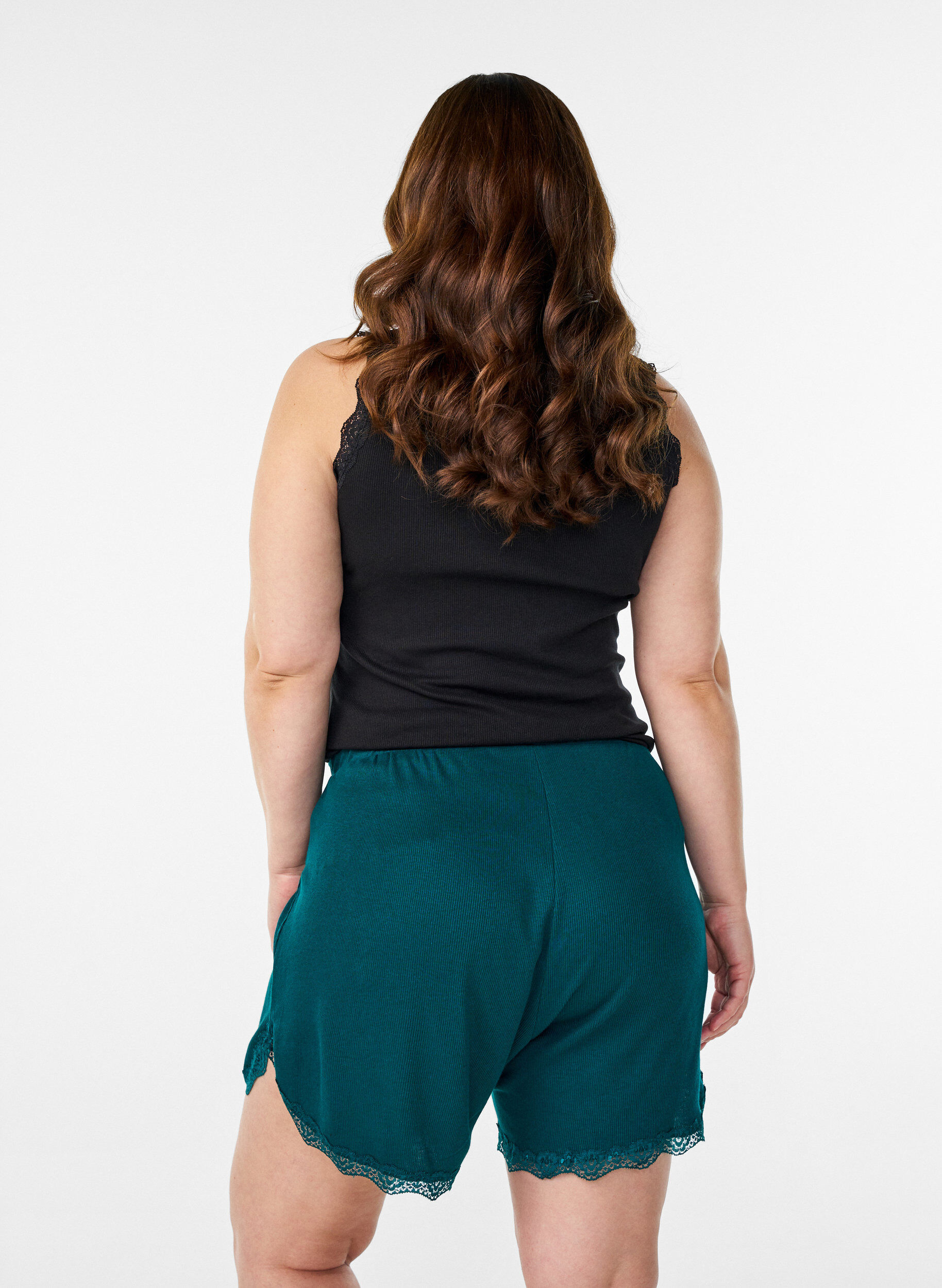 ZizziLockere Nachtshorts aus geripptem Material mit Spitzensaum, Gr&uuml;n, Model image number 2