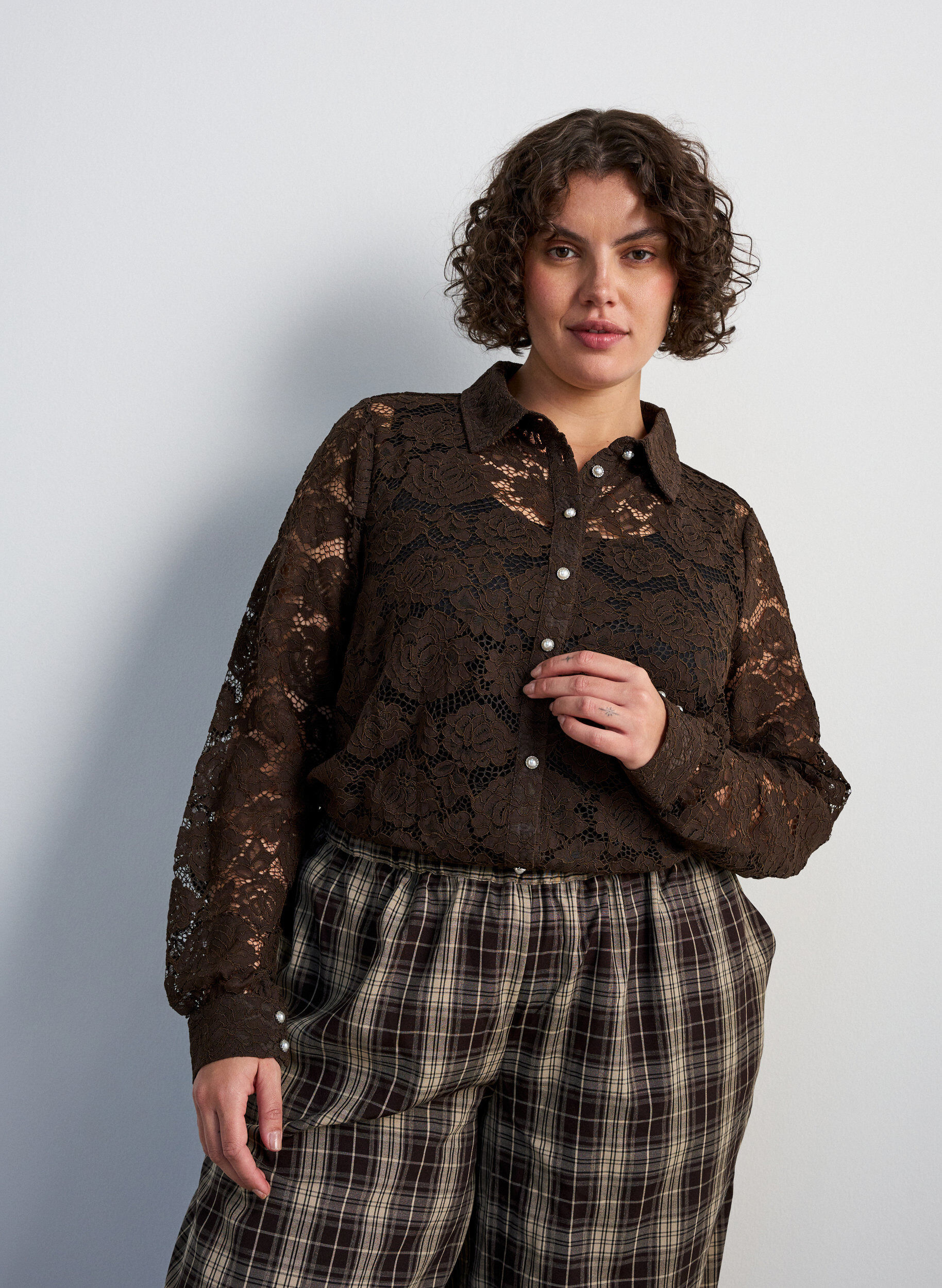 ZizziSpitzenbluse mit Perlenkn&ouml;pfen, Braun, Model image number 0