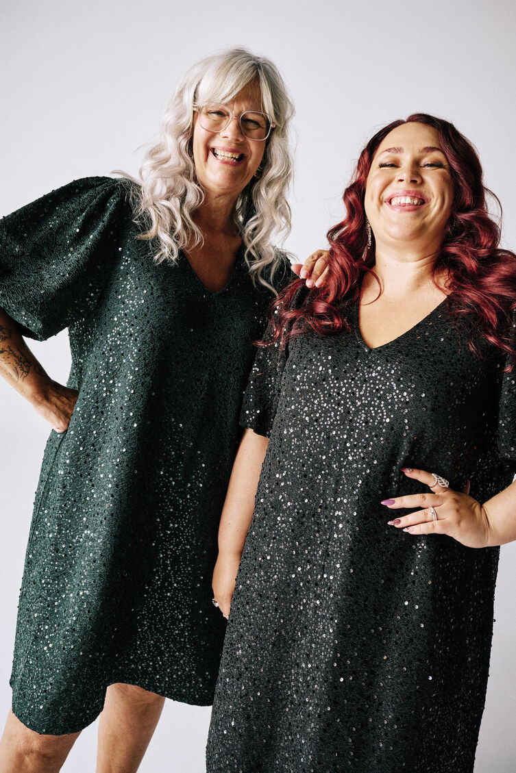 Kleid mit Details, , Model