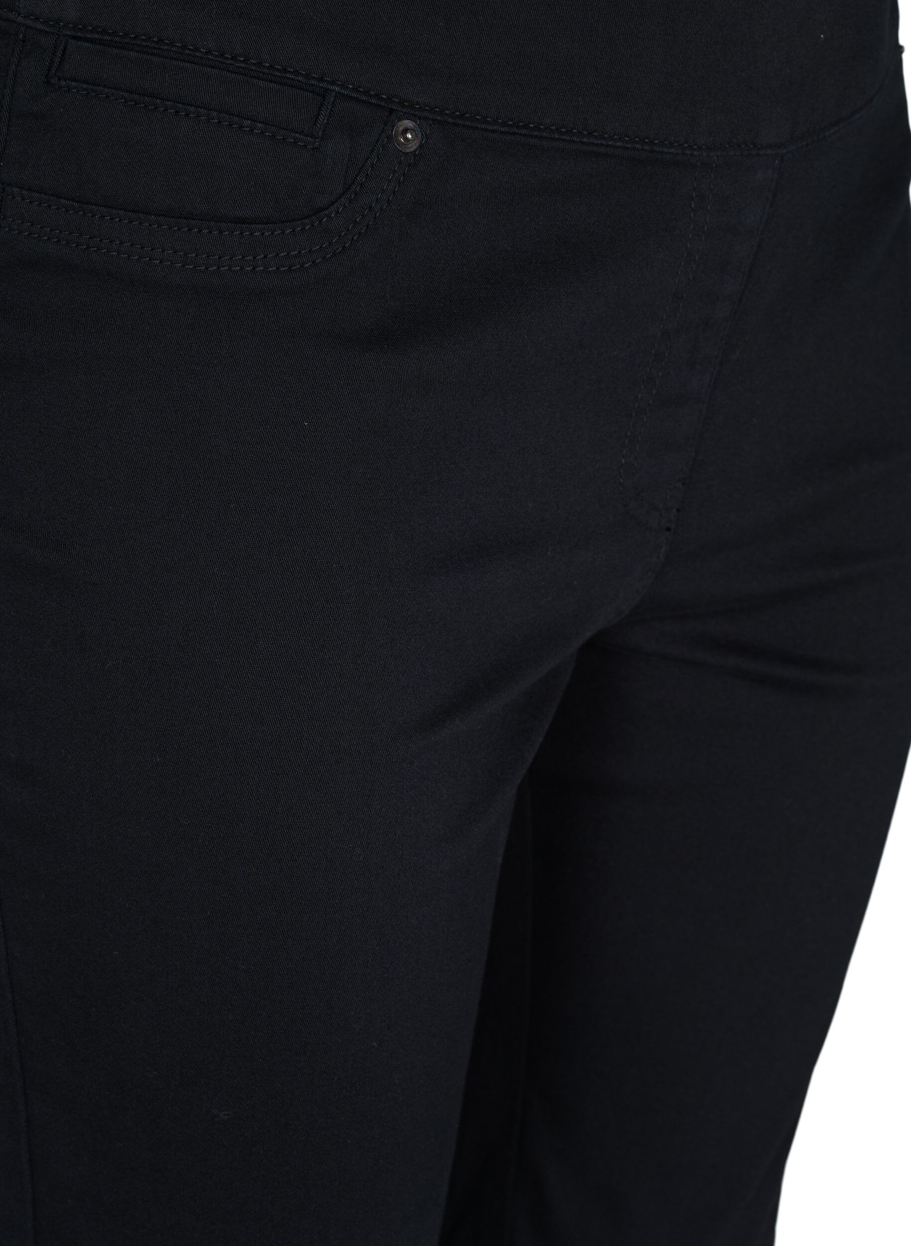 ZizziEng anliegende Shorts mit Ges&auml;&szlig;taschen, Black, Packshot image number 2