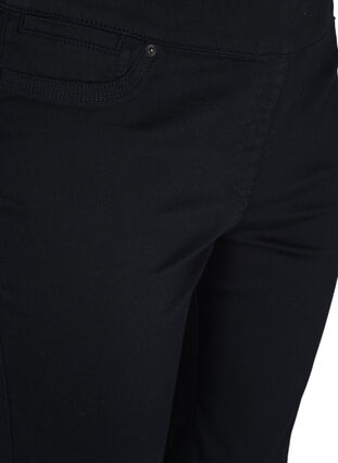 Eng anliegende Shorts mit Gesäßtaschen, Black, Packshot image number 2