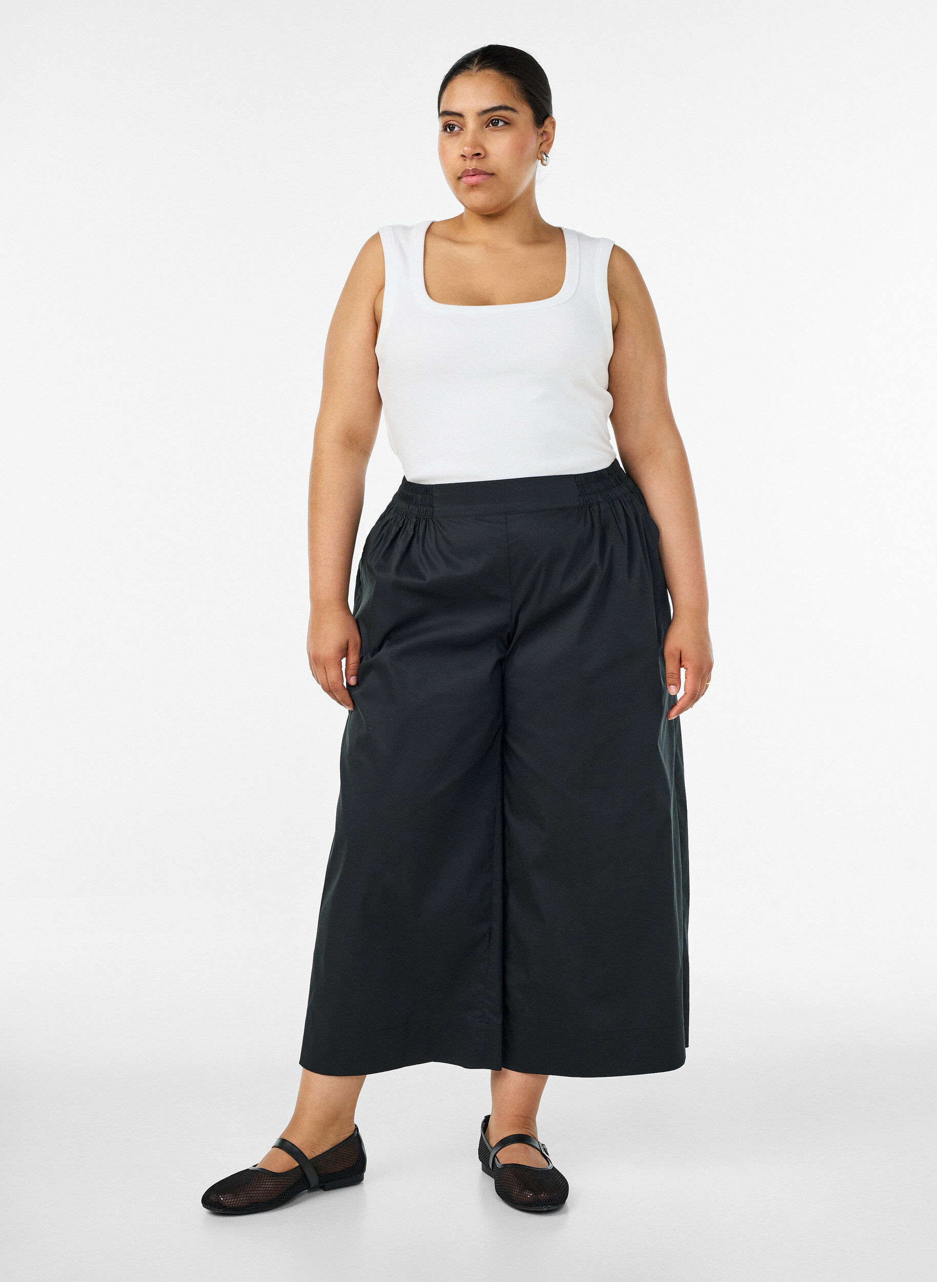 Culotte mit Gummizugbund und weiten Beinen, Schwarz, Model