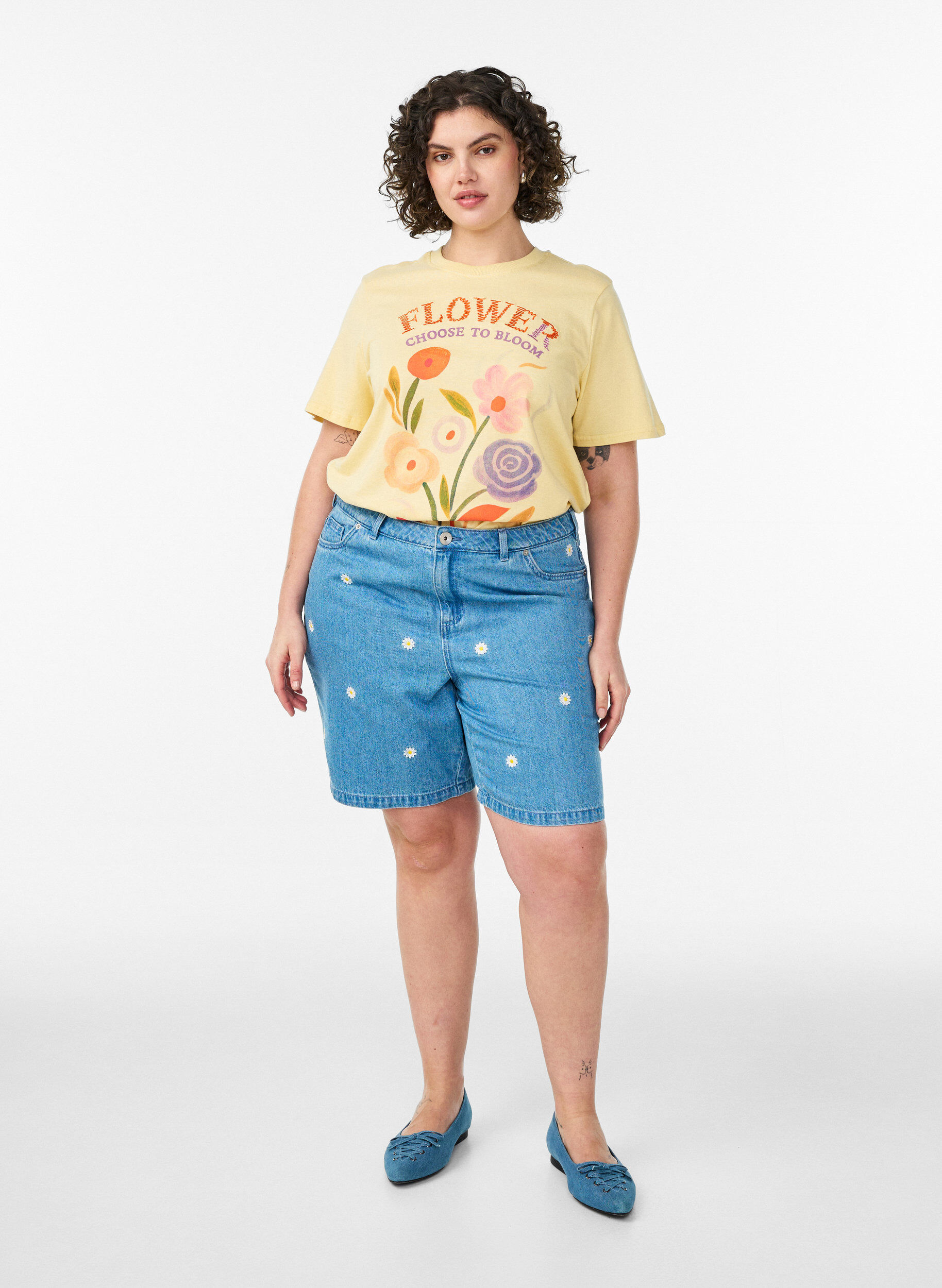 ZizziHoch taillierte Jeansshorts mit gebl&uuml;mter Stickerei, Blau, Model image number 1