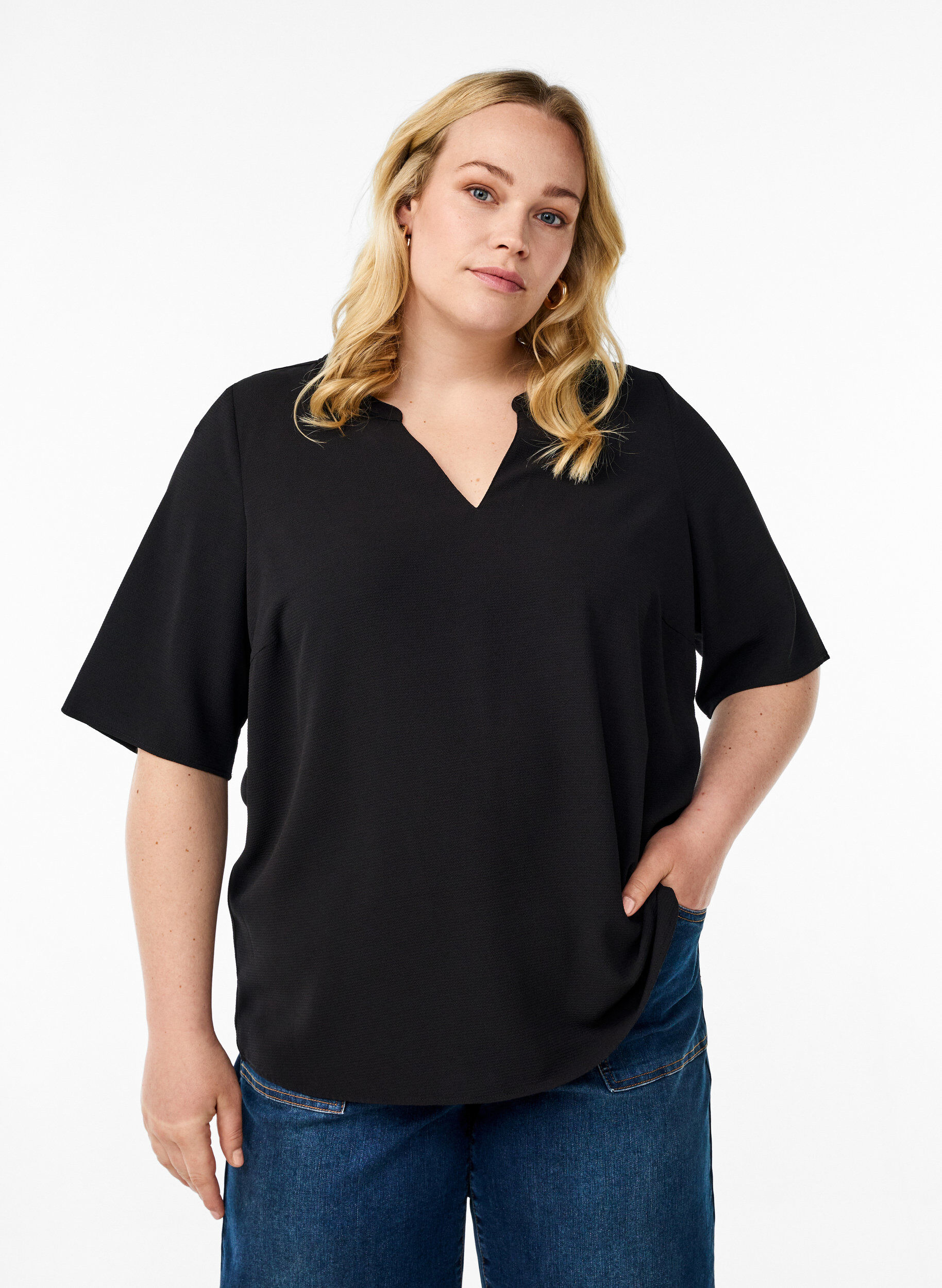 Kurz&auml;rmlige Bluse mit V-Ausschnitt, Schwarz, Model