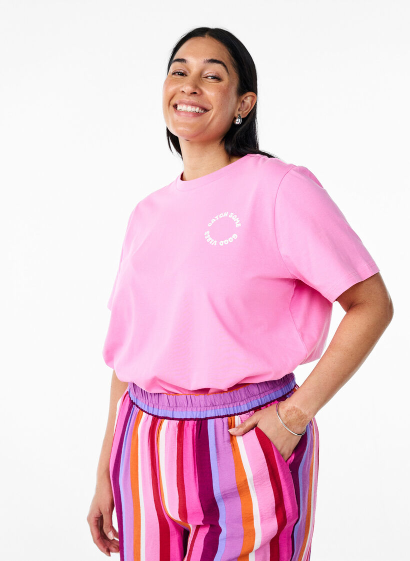 T-Shirt aus Bio-Baumwolle mit Textmotiv, Pink, Model image number 2
