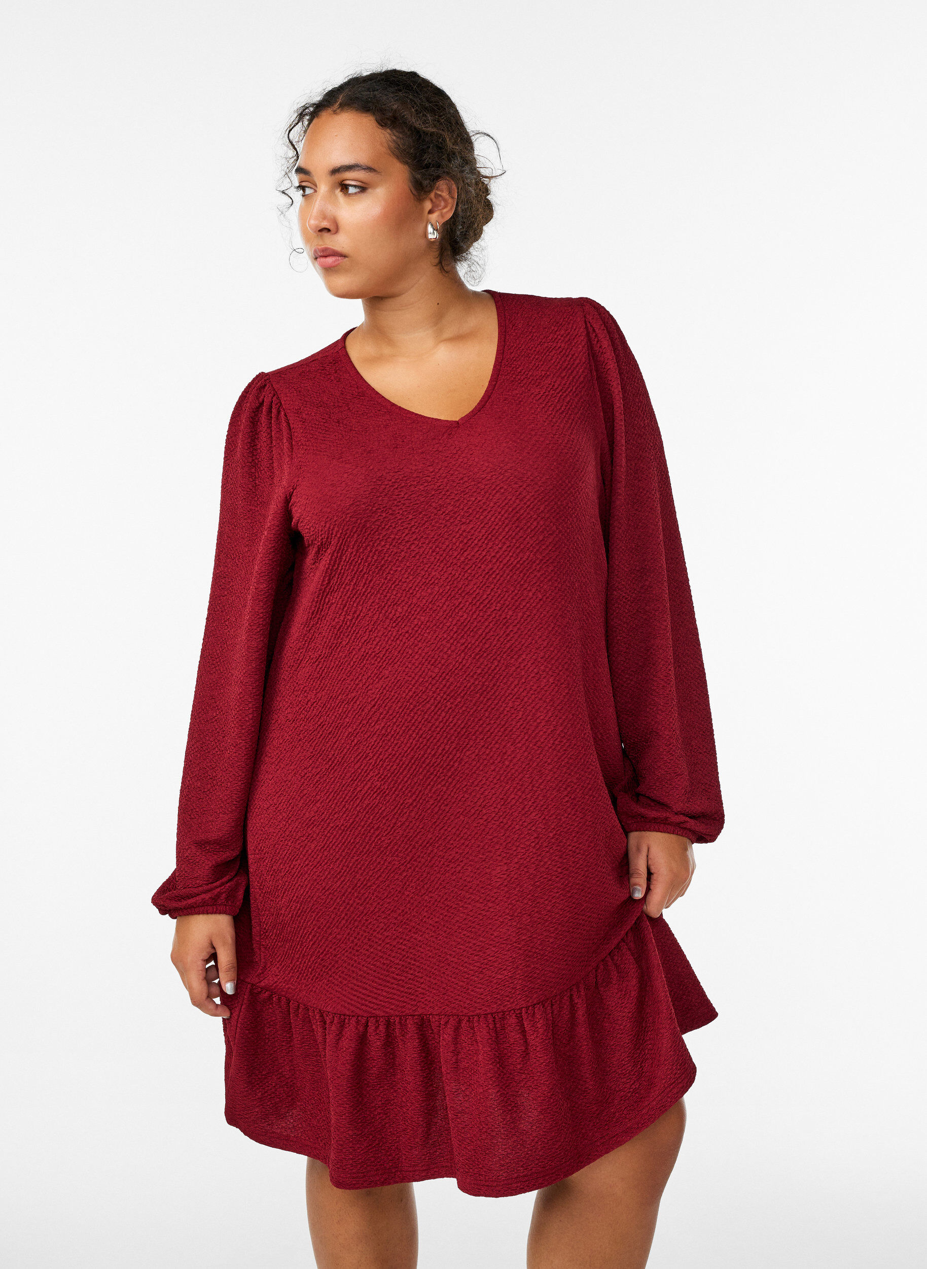 ZizziKurzes strukturiertes Kleid mit R&uuml;schensaum, Dunkles Bordeaux, Model image number 1