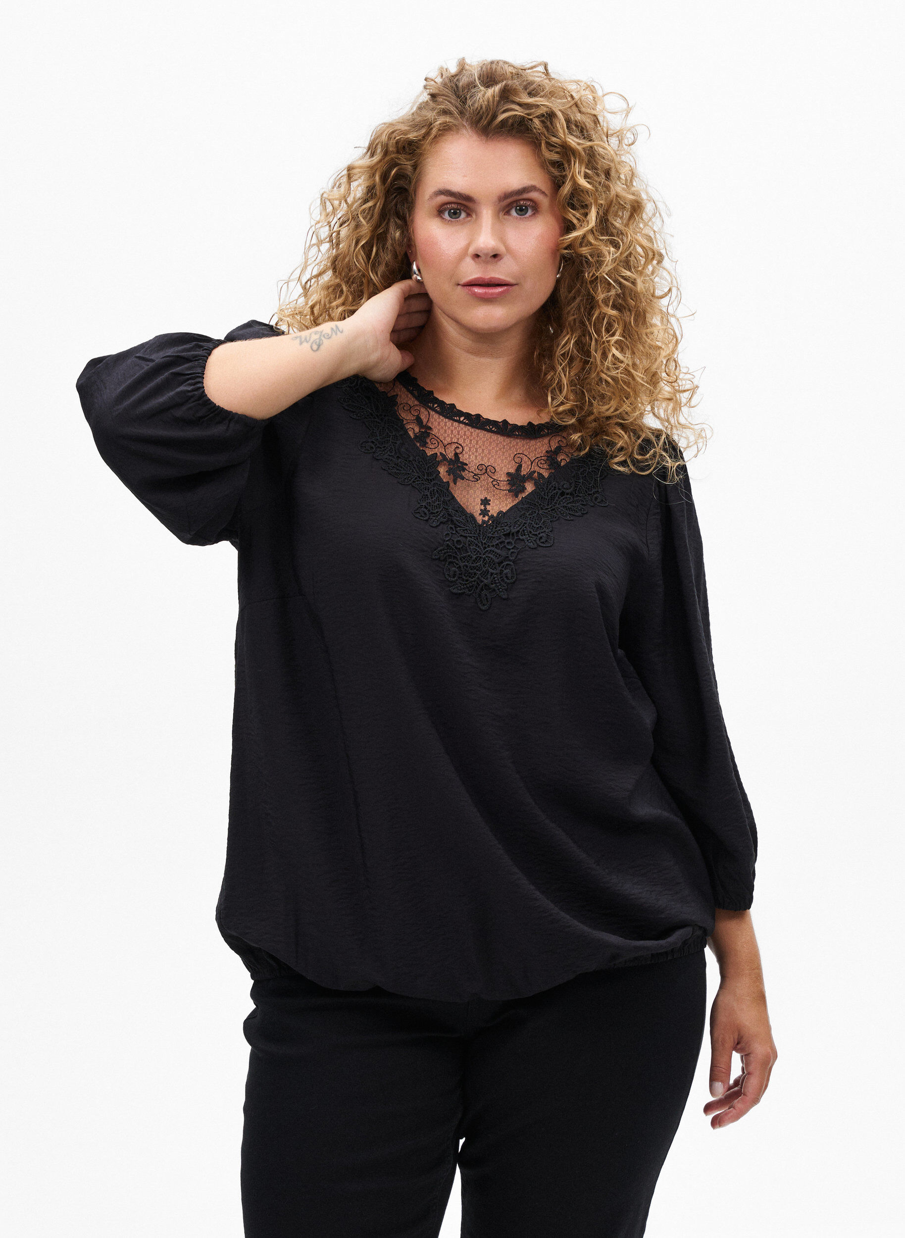 Bluse aus Spitze mit 3/4-&Auml;rmeln, Schwarz, Model