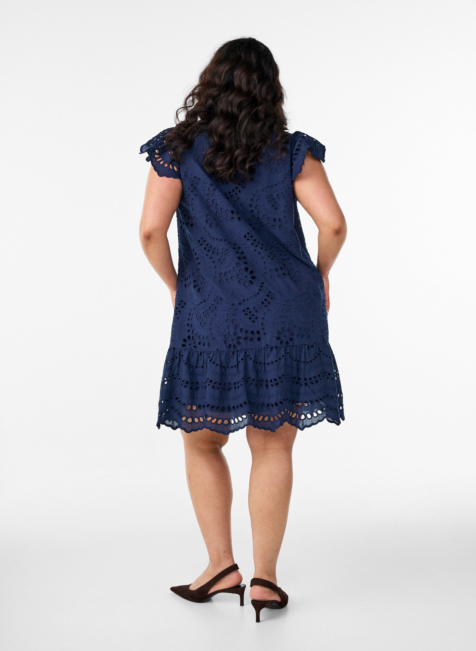 ZizziKleid aus Broderie Anglaise mit R&uuml;schen&auml;rmeln, Blau, Model image number 2