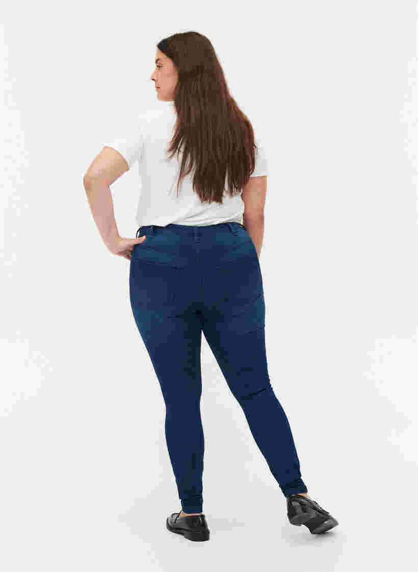 Super Slim Amy Jeans mit hoher Taille, Blue denim, Model image number 2