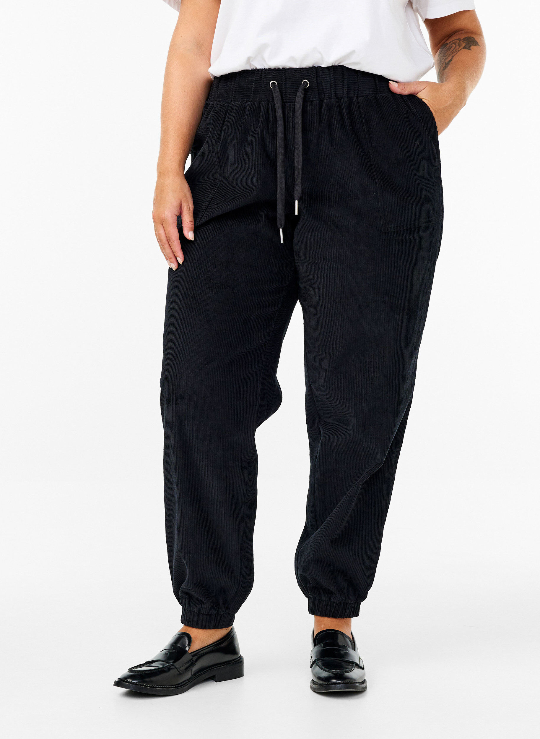 ZizziCordhose mit elastischem Bund., Schwarz, Model image number 2