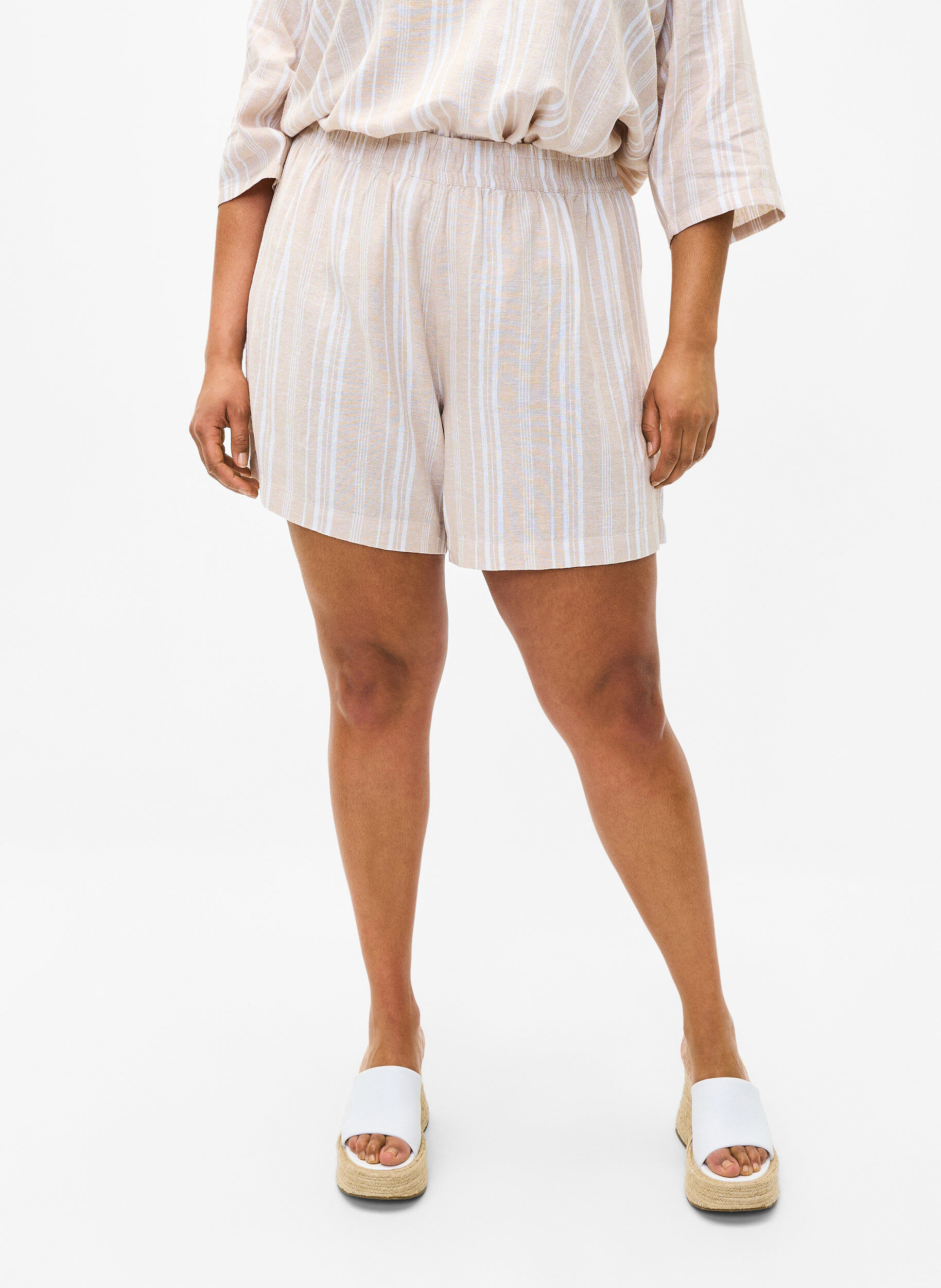 ZizziGestreifte kurze Hose aus einer Leinen-Viskose-Mischung, Beige, Model image number 3