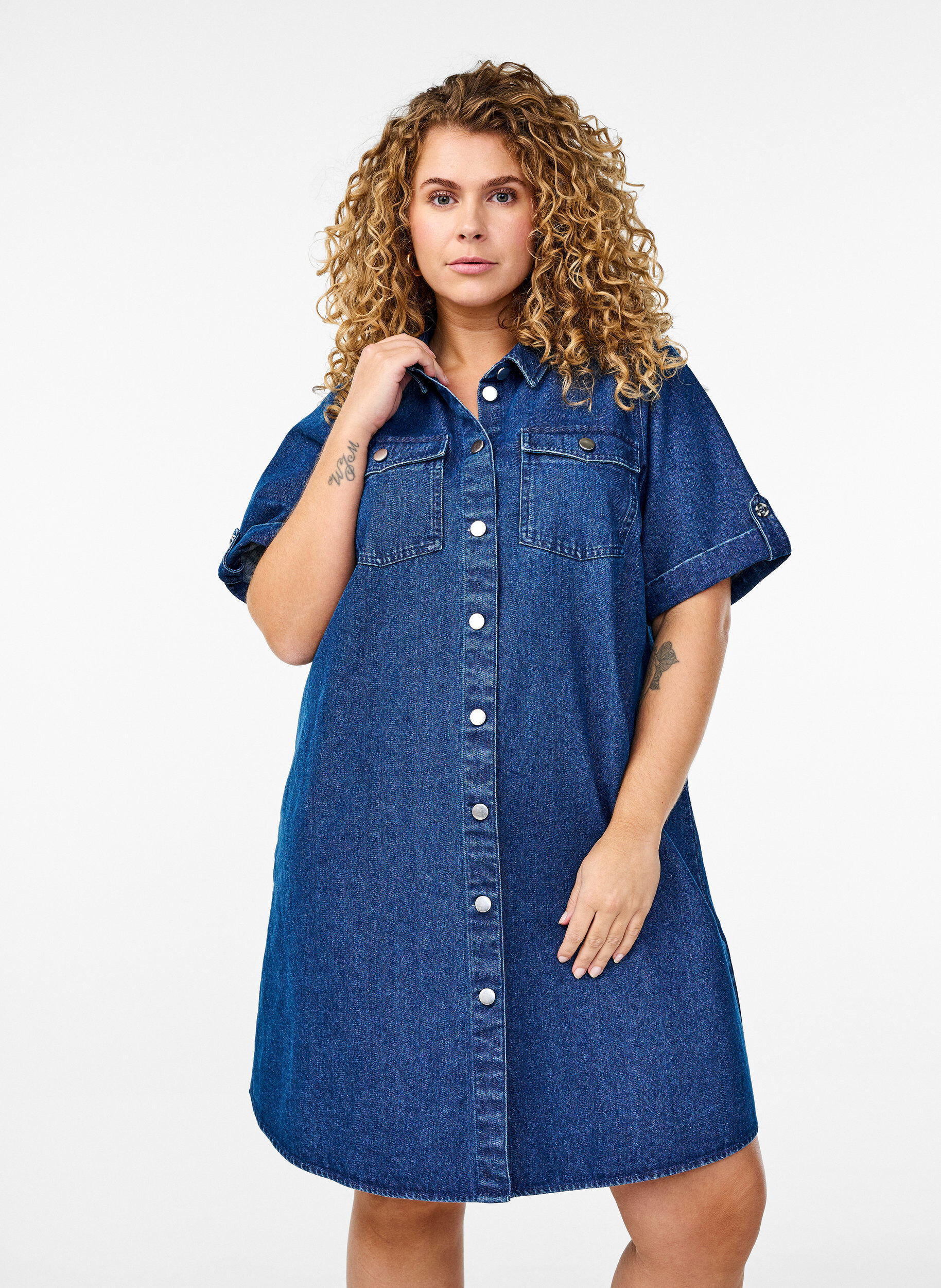 Jeanskleid mit kurzen &Auml;rmeln und Kn&ouml;pfen, Blau, Model