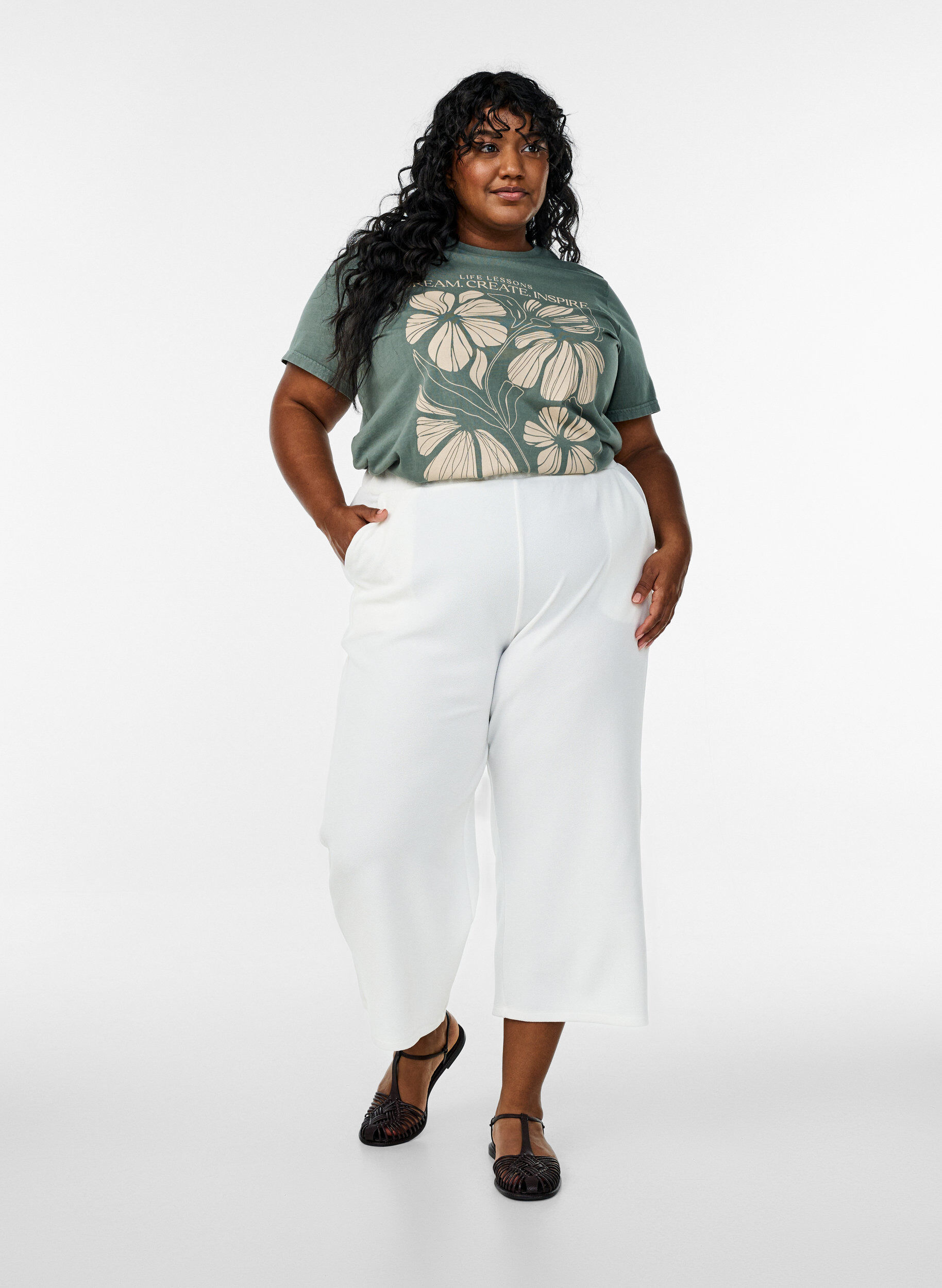 ZizziT-Shirt aus Bio-Baumwolle mit Textaufdruck und Blumenprint, Gr&uuml;n, Model image number 1