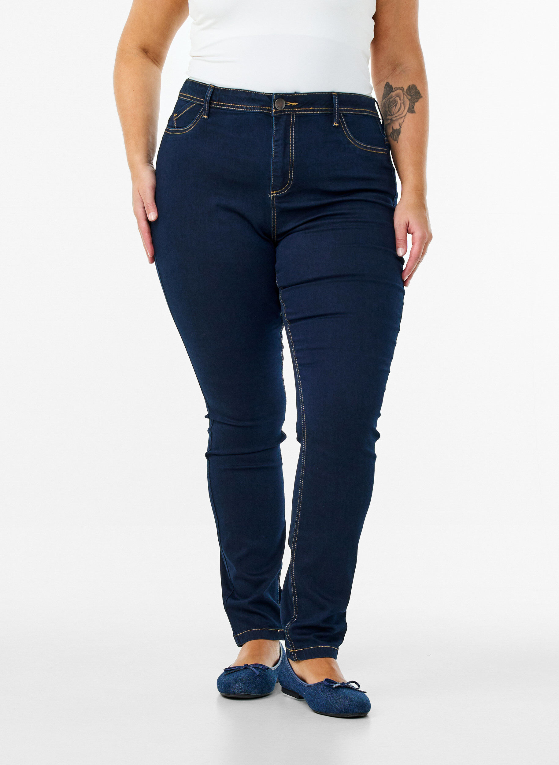 ZizziSuper Slim Amy Jeans mit hoher Taille, Blau, Model image number 2