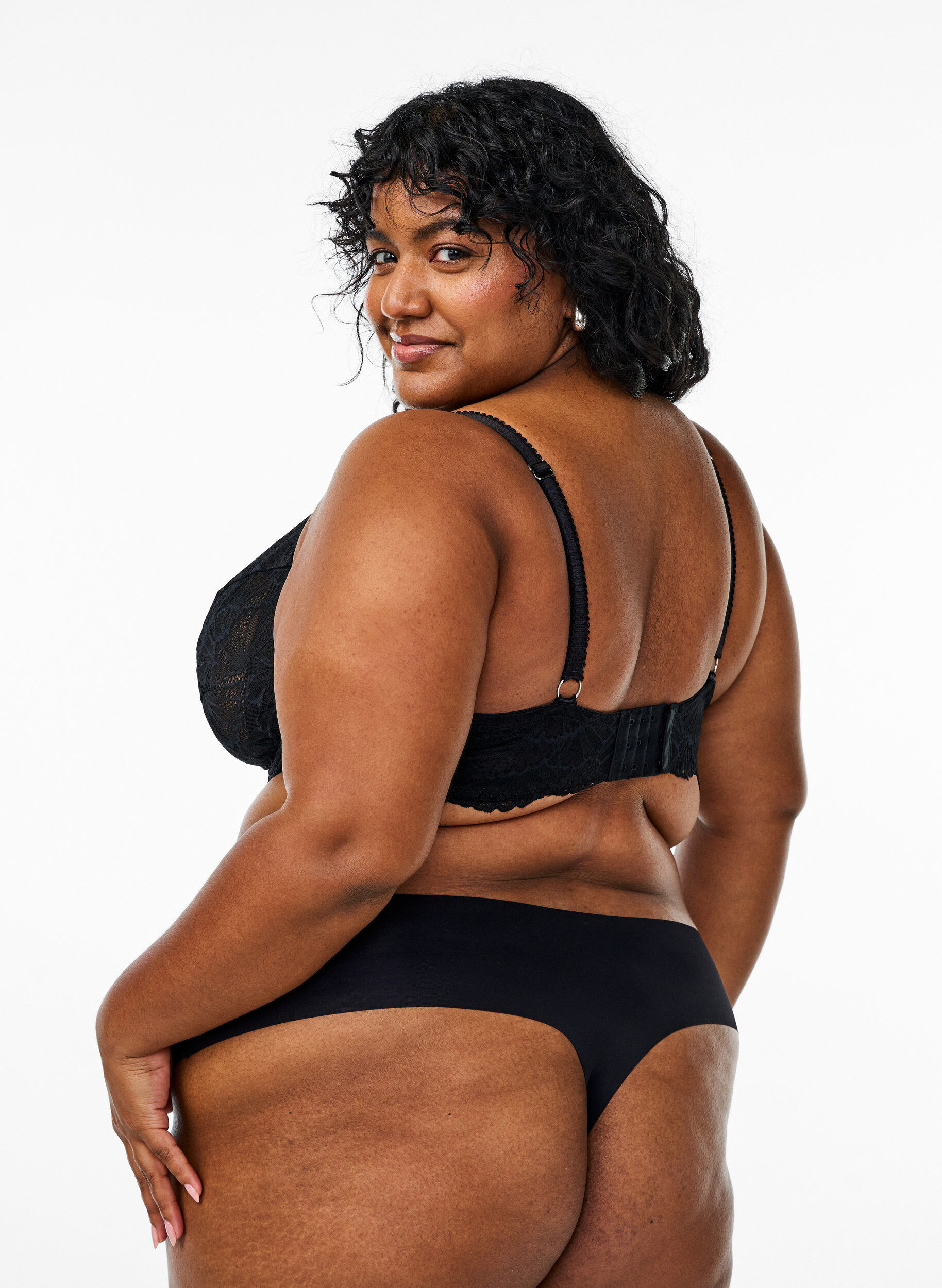 ZizziVollschalen-BH aus Spitze mit B&uuml;gel, Schwarz, Model image number 2