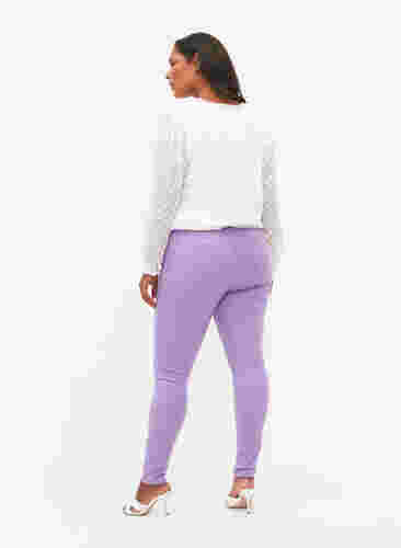 Hochtaillierte Amy jeans in Super Slim Fit, Chalk Violet, Model image number 1