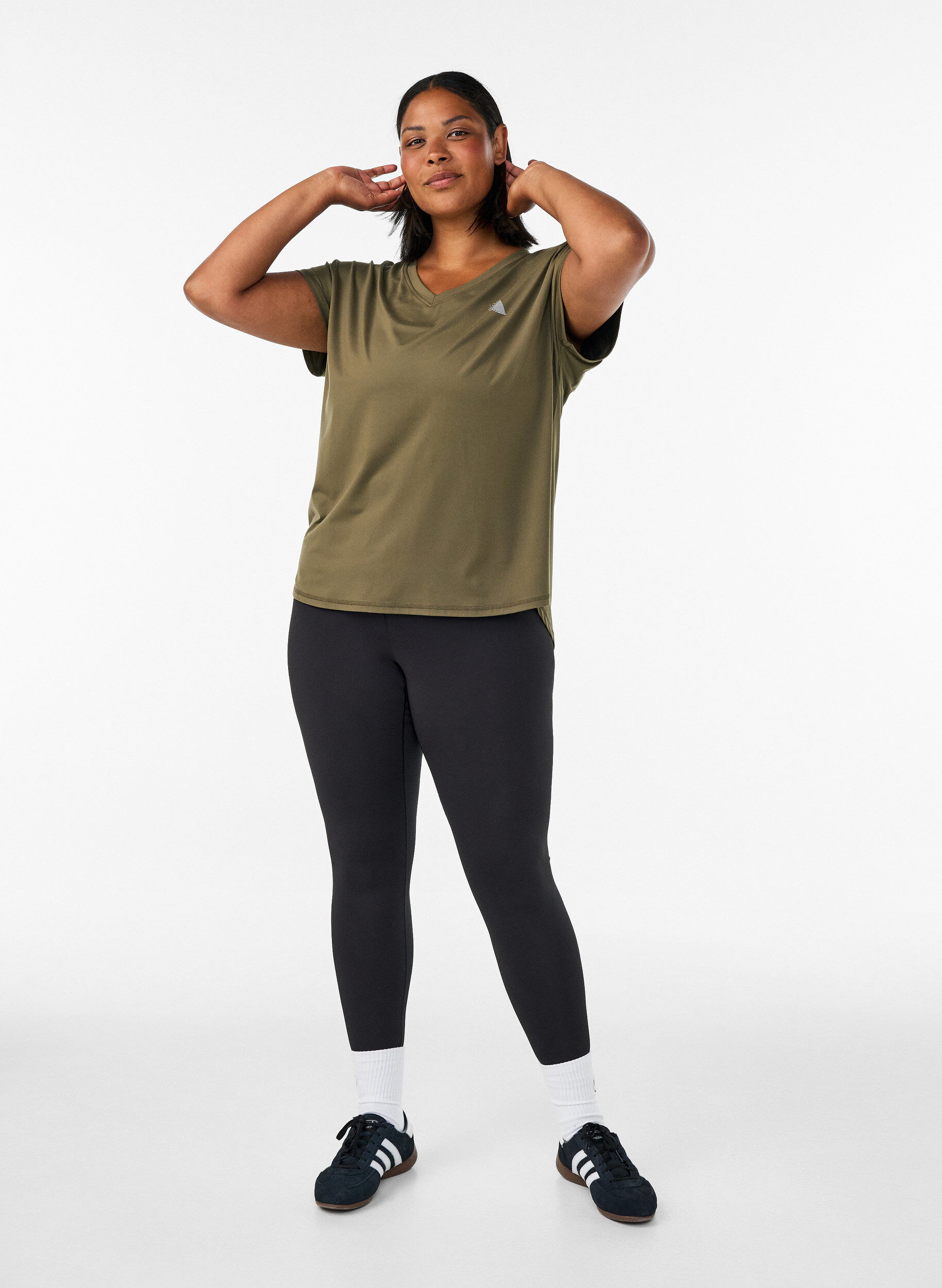 ZizziKurzarm Trainingsshirt mit V-Ausschnitt, Gr&uuml;n, Model image number 1