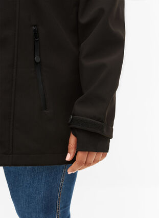 Kurze Softshell-Jacke mit abnehmbarer Kapuze, Black, Model image number 2