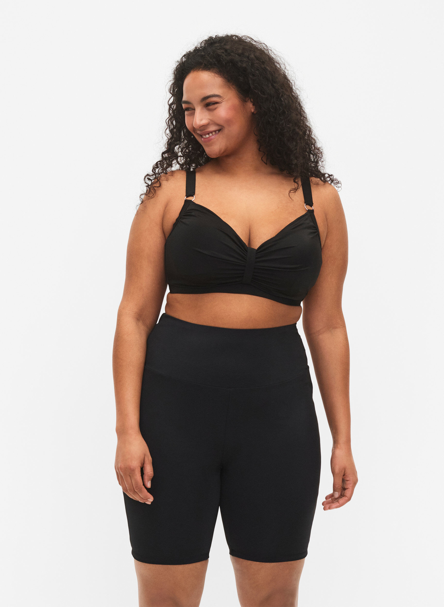 Lange Badeshorts, Schwarz, Model